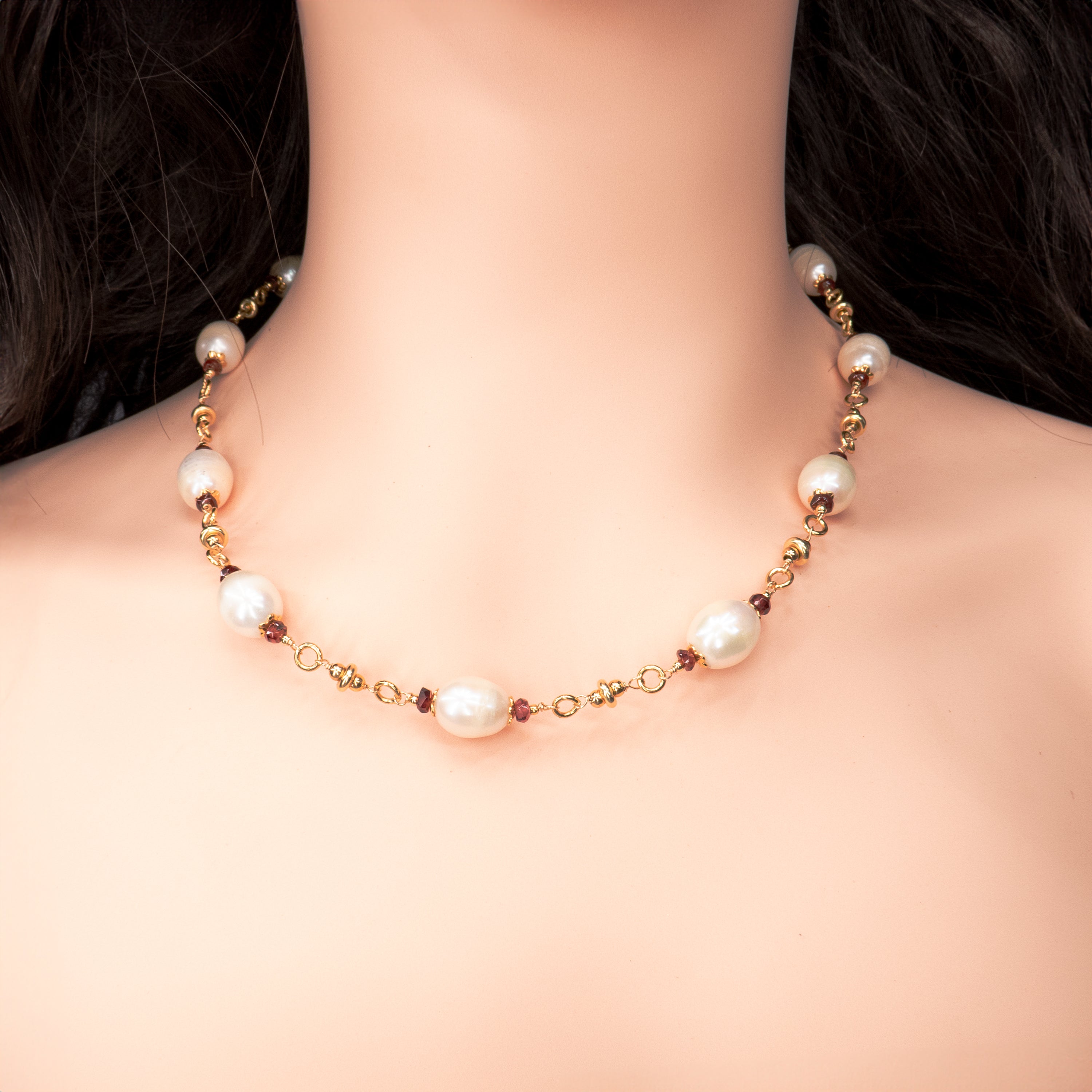 שרשרת אלגנטית המשלבת פנינים לבנות טבעיות עם גארנטים בגוון יין עמוק – חיבור קסום בין טוהר פניני לעומק האבן האדומה. הפנינים מעניקות לשרשרת ברק טבעי ועדין עם נוכחות שקטה, בעוד שהגארנטים מוסיפים עומק צבע ועומק גווני אדום כהה עם נגיעה דרמטית. התוצאה היא מראה עשיר, מאוזן והרמוני, שמתאים לנשים שאוהבות אלגנטיות עם אופי. השרשרת יכולה להשתלב במראה ערב יוקרתי או לשדרג הופעה יומיומית בנגיעה של צבע ואצילות. בחירה מושלמת למי שמחפשת פריט על־זמני שמביא עמו רוך ואמירה.