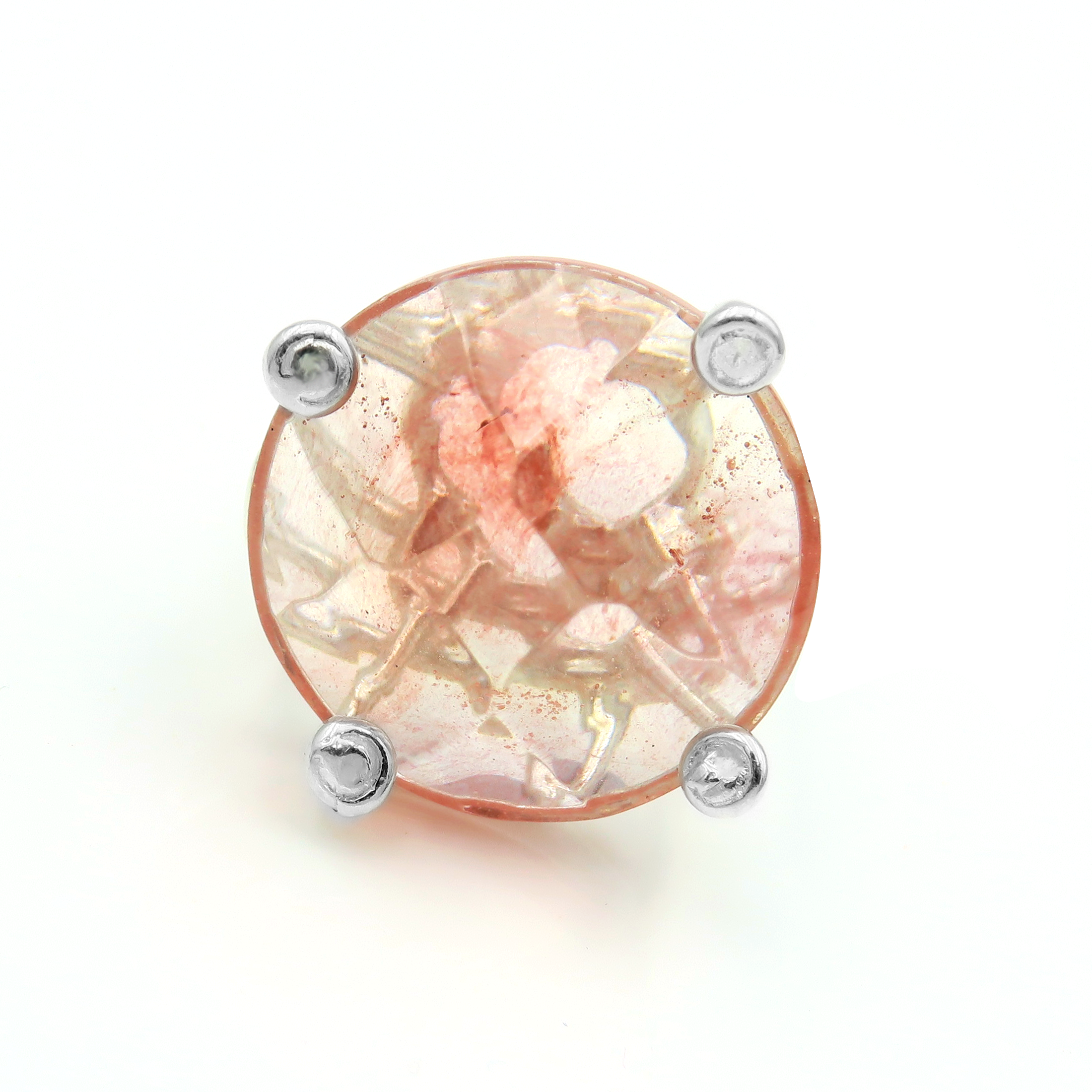 טבעת כסף בעבודת יד, מעוטרת באבן רוז קוורץ אובלית בגוון צבע ורדרד עדין, המזכיר עלי כותרת של פרח או ענן של אהבה. האבן ידועה כאבן הלב, מסמלת רכות, חום רגשי ושקט פנימי, והיא משדרת אנרגיה רגועה ועדינה. הגימור המלוטש מדגיש את הברק הפנימי שלה ואת האור הפנימי שלה, המשתנה בהתאם לתאורה. השילוב בין הכסף הקריר לבין החום הרגשי של הרוז קוורץ יוצר טבעת עם רוך עם משמעות. מתאימה לכל אישה שמחפשת חיבור עדין לרגש, קמע רגשי, או מתנה אישית עם משמעות ואהבה.