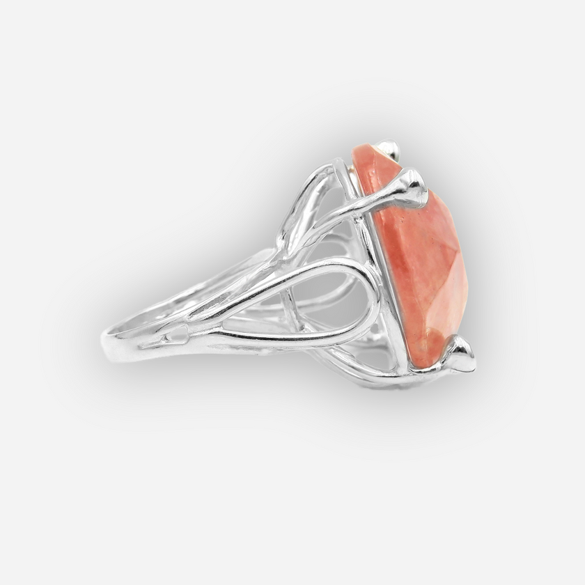 טבעת כסף בעבודת יד, משולבת באבן רוז קוורץ אובלית בגוון צבע ורדרד עדין, המזכיר עלי כותרת של פרח או ענן של אהבה. האבן ידועה כאבן הלב, מסמלת רכות, חום רגשי ושקט פנימי, והיא משדרת אנרגיה רגועה ועדינה. הגימור המלוטש מדגיש את הברק הפנימי שלה ואת האור הפנימי שלה, המשתנה בהתאם לתאורה. השילוב בין הכסף הקריר לבין החום הרגשי של הרוז קוורץ יוצר טבעת עם עוצמה עדינה. מתאימה לכל אישה שמחפשת חיבור עדין לרגש, מתנה עם מסר, או מתנה אישית עם משמעות ואהבה.