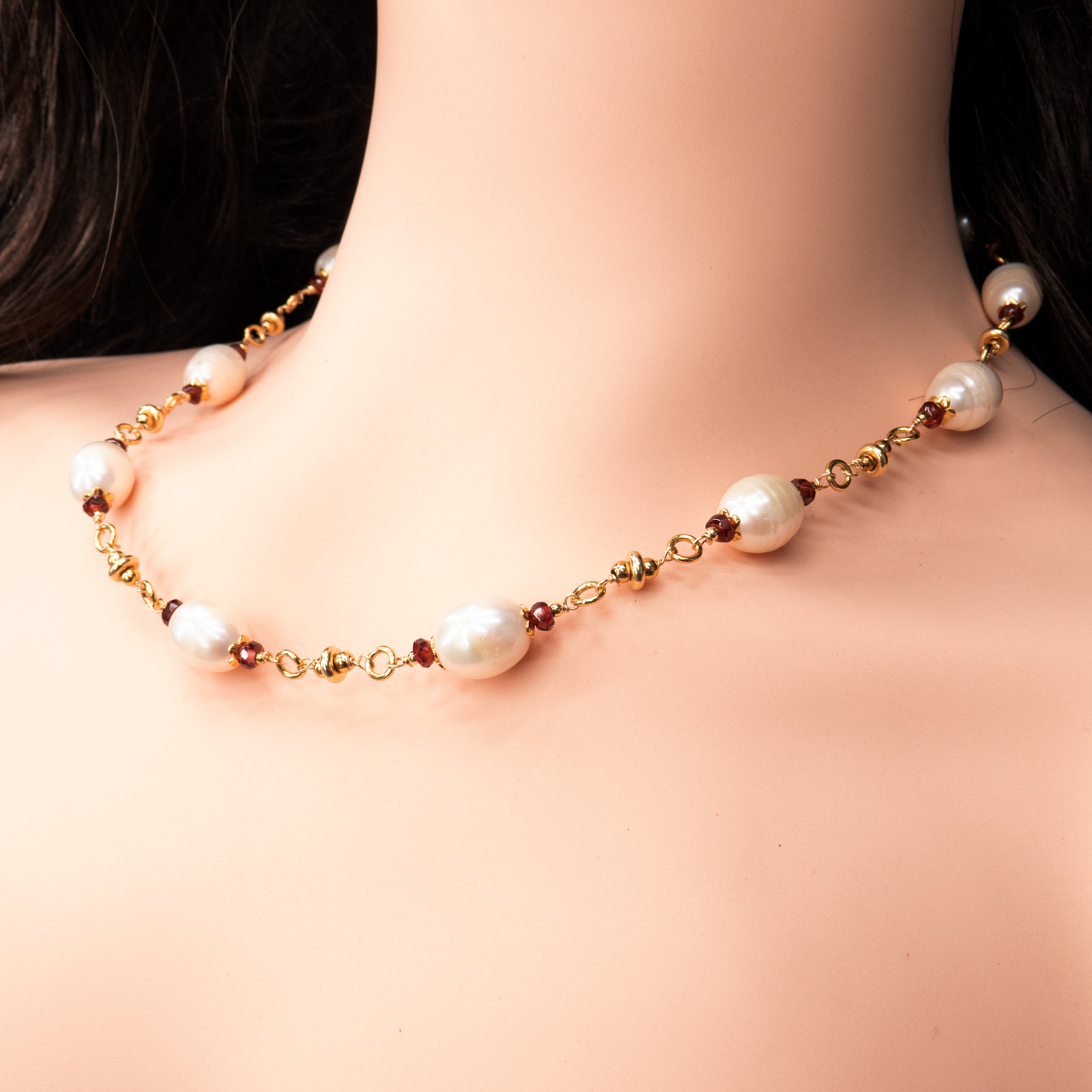 שרשרת אלגנטית המשלבת פנינים לבנות טבעיות עם גארנטים בגוון יין עמוק – חיבור קסום בין טוהר פניני לעומק האבן האדומה. הפנינים מעניקות לשרשרת רכות אלגנטית שמלטפת את העור, בעוד שהגארנטים מוסיפים עומק צבע ונוכחות צבעונית חמימה ונשית. התוצאה היא מראה עשיר, מאוזן והרמוני, שמתאים לנשים שאוהבות אלגנטיות עם אופי. השרשרת יכולה להשתלב במראה ערב יוקרתי או לשדרג הופעה יומיומית בנגיעה של צבע ואצילות. בחירה מושלמת למי שמחפשת פריט על־זמני שמביא עמו רוך ואמירה.