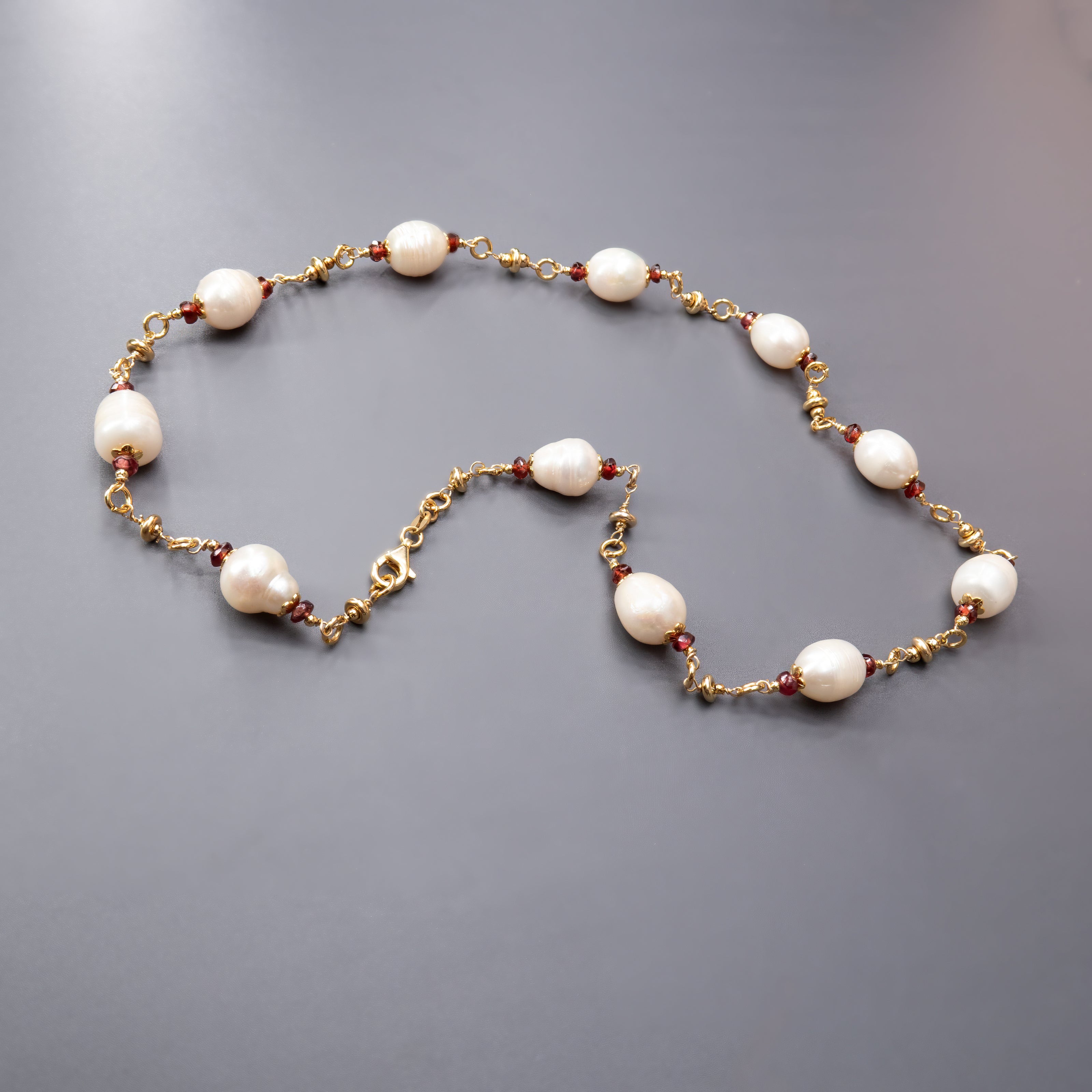 שרשרת אלגנטית המשלבת פנינים לבנות טבעיות עם גארנטים בגוון יין עמוק – חיבור קסום בין טוהר פניני לעומק האבן האדומה. הפנינים מעניקות לשרשרת ברק טבעי ועדין עם נוכחות שקטה, בעוד שהגארנטים מוסיפים עומק צבע ועומק גווני אדום כהה עם נגיעה דרמטית. התוצאה היא מראה עשיר, מאוזן והרמוני, שמתאים לנשים שאוהבות אלגנטיות עם אופי. השרשרת יכולה להשתלב במראה ערב יוקרתי או לשדרג הופעה יומיומית בנגיעה של צבע ואצילות. בחירה מושלמת למי שמחפשת תכשיט שמאזן בין קלאסיקה לנוכחות מודרנית.