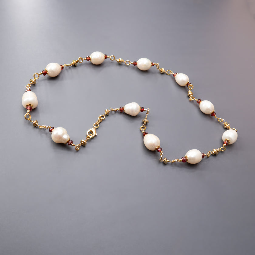 שרשרת אלגנטית המשלבת פנינים לבנות טבעיות עם גארנטים בגוון יין עמוק – חיבור קסום בין טוהר פניני לעומק האבן האדומה. הפנינים מעניקות לשרשרת ברק טבעי ועדין עם נוכחות שקטה, בעוד שהגארנטים מוסיפים עומק צבע ועומק גווני אדום כהה עם נגיעה דרמטית. התוצאה היא מראה עשיר, מאוזן והרמוני, שמתאים לנשים שאוהבות אלגנטיות עם אופי. השרשרת יכולה להשתלב במראה ערב יוקרתי או לשדרג הופעה יומיומית בנגיעה של צבע ואצילות. בחירה מושלמת למי שמחפשת תכשיט שמאזן בין קלאסיקה לנוכחות מודרנית.