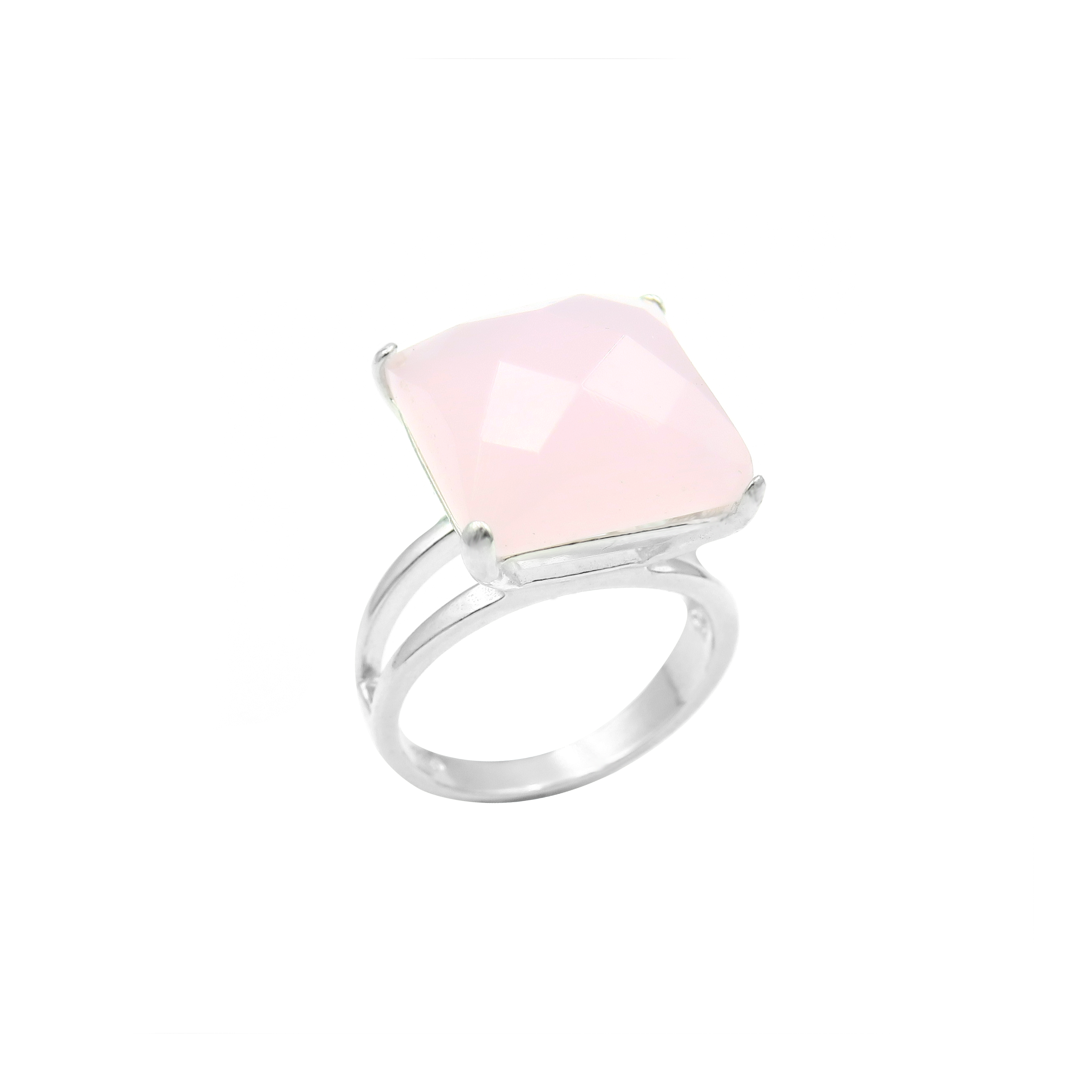 טבעת כסף בעבודת יד, משובצת באבן אופליט בגוון ורוד חלבי־שקוף, המזכיר עלי כותרת של פרח עדין או אור שקיעה רך. האבן מלוטשת בצורה אובלית חלקה, עם נגיעה פנינתית זוהרת המשתנה בהתאם לאור. שילוב הצבע עם גוון הכסף יוצר מראה הרמוני, נשי ורומנטי – טבעת שמביאה איתה רוך, אופטימיות ותחושת שלווה פנימית. מושלמת כמתנה מלאת משמעות, או כתכשיט אישי שמלווה אותך ביומיום כמו קרן אור רגועה.

