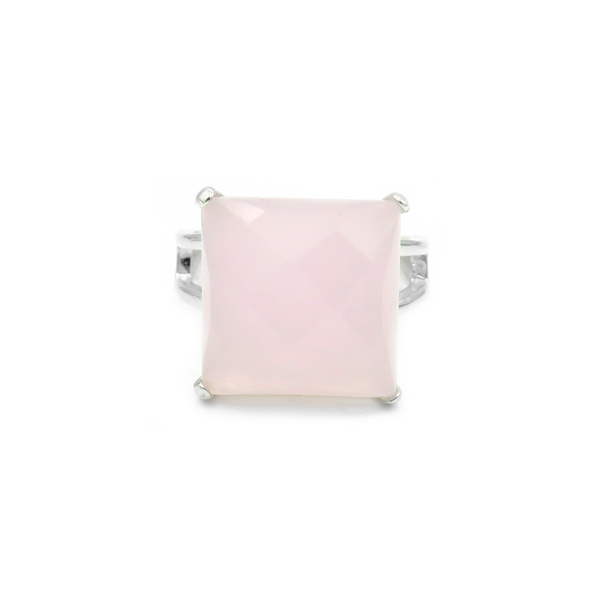 טבעת כסף בעבודת יד, כוללת באבן אופליט אובלית בגוון ורוד פודרה, המזכירה אור עדין של שחר או פריחה רגישה. האבן מלוטשת למראה חלק ונעים לעין, עם זוהר רגוע המשתנה לפי התאורה – בין ורוד־פודרה לפנינה בהירה. העיצוב של הטבעת נקי, רומנטי ומלא תחושת שלווה, ומתאים לנשים שאוהבות תכשיטים עם חמלה שקטה ונשיות מעודנת. החיבור בין האבן הרכה לבין כסף סטרלינג יוצר איזון בין קלילות לאלגנטיות על־זמנית. תכשיט מושלם למתנה עם משמעות, למראה מיוחד או פשוט כליווי יומיומי שקט אך זוהר.