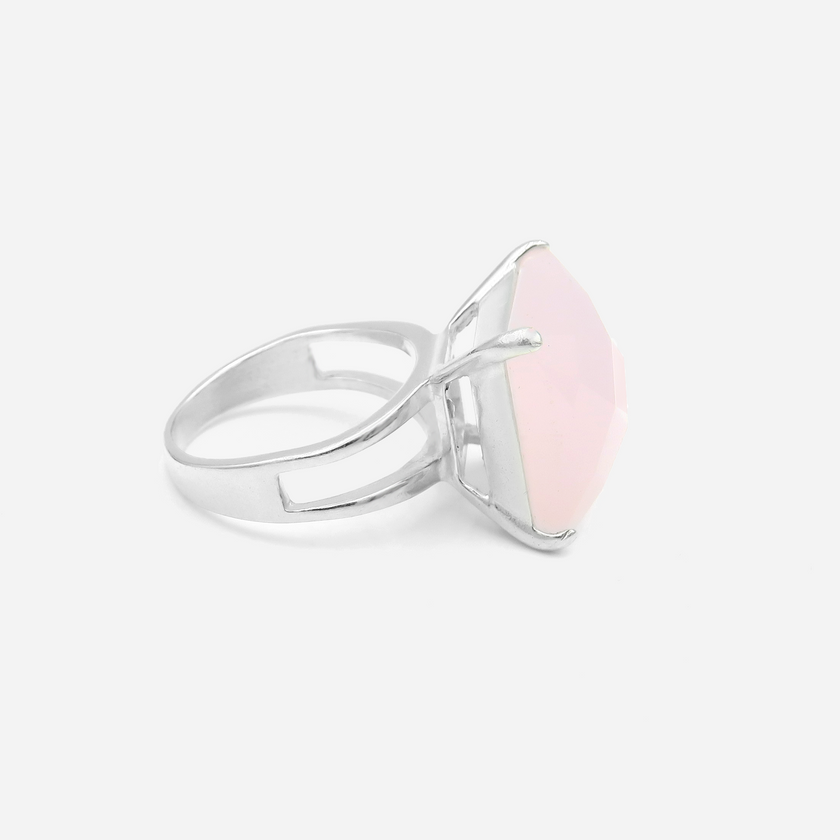 טבעת כסף בעבודת יד, משולבת באבן אופליט אובלית בגוון ורוד פודרה, המזכירה אור עדין של שחר או אהבה שקטה. האבן מלוטשת למראה חלק ונעים לעין, עם ניצוץ עדין המשתנה לפי התאורה – בין ורוד־פודרה לפנינה בהירה. העיצוב של הטבעת נקי, רומנטי ומלא תחושת שלווה, ומתאים לנשים שאוהבות תכשיטים עם חמלה שקטה ונשיות מעודנת. החיבור בין האבן הרכה לבין כסף סטרלינג יוצר איזון בין קלילות לאלגנטיות על־זמנית. תכשיט מושלם למתנה עם משמעות, למראה מיוחד או פשוט כליווי יומיומי שקט אך זוהר.