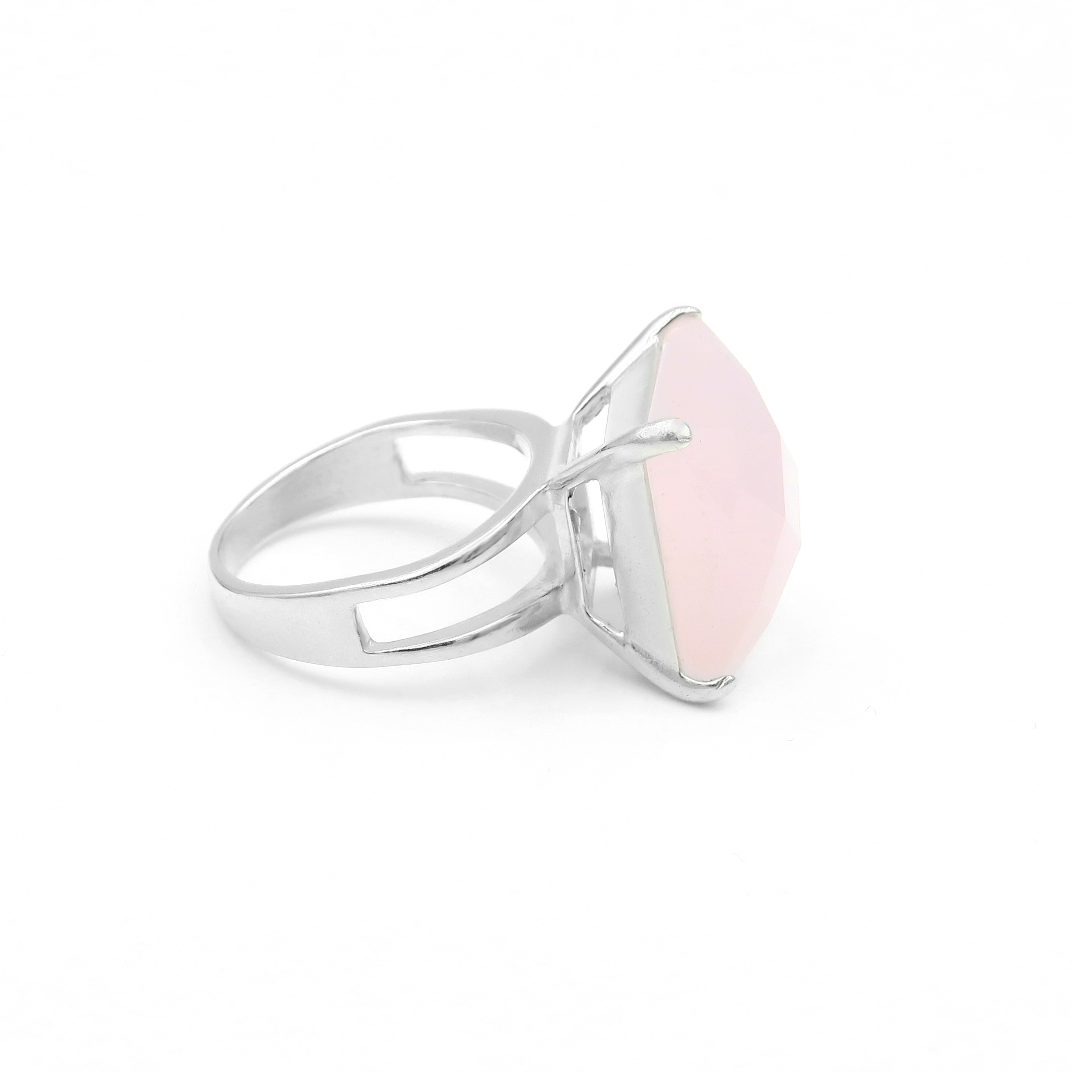 טבעת כסף בעבודת יד, משולבת באבן אופליט אובלית בגוון ורוד בהיר, המזכירה אור עדין של שחר או פריחה רגישה. האבן מלוטשת למראה חלק ונעים לעין, עם ניצוץ עדין המשתנה לפי התאורה – בין ורוד־פודרה לפנינה בהירה. העיצוב של הטבעת נקי, רומנטי ומלא תחושת שלווה, ומתאים לנשים שאוהבות תכשיטים עם תחושת שלווה ונשיות מעודנת. החיבור בין האבן הרכה לבין כסף סטרלינג יוצר איזון בין קלילות לאלגנטיות על־זמנית. תכשיט מושלם למתנה עם משמעות, לערב רומנטי או פשוט כליווי יומיומי שקט אך זוהר.