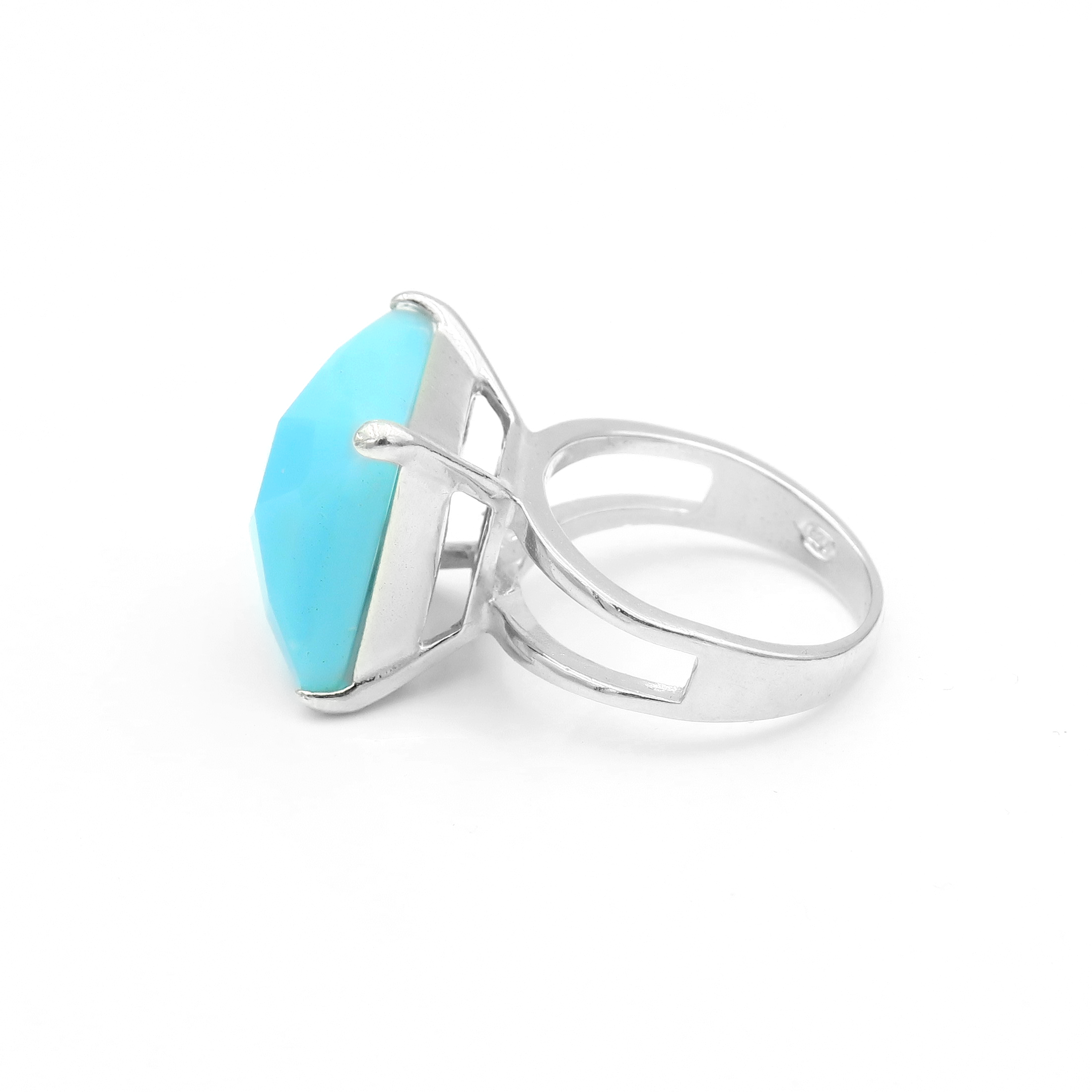 טבעת כסף בעבודת יד, מעוטרת באבן אופליט אובלית בגוון תכלת ענני – צבע שמזכיר שמיים רכים או אור על פני המים. האבן מלוטשת בצורה עגולה חלקה, בעלת שקיפות פנינה קלה ואפקט זוהר פנימי שמתחלף לפי התאורה. הטבעת משדרת עידון, שקט עדין ונוכחות שמושכת מבטים בלי להתאמץ. שילוב בין מתכת הכסף הקרה לבין הגוון התכול הרך יוצר איזון בין נשיות מאוזנת, בין אלגנטיות לאור טבעי. מתאימה לנשים שמחפשות הבעה שקטה של סגנון – רכה אך מדויקת, רגישה אך חזקה. מושלמת כמתנה עם משמעות, פריט יומיומי עם ניצוץ עדין, או כתכשיט לאירוע חגיגי באווירה רגו