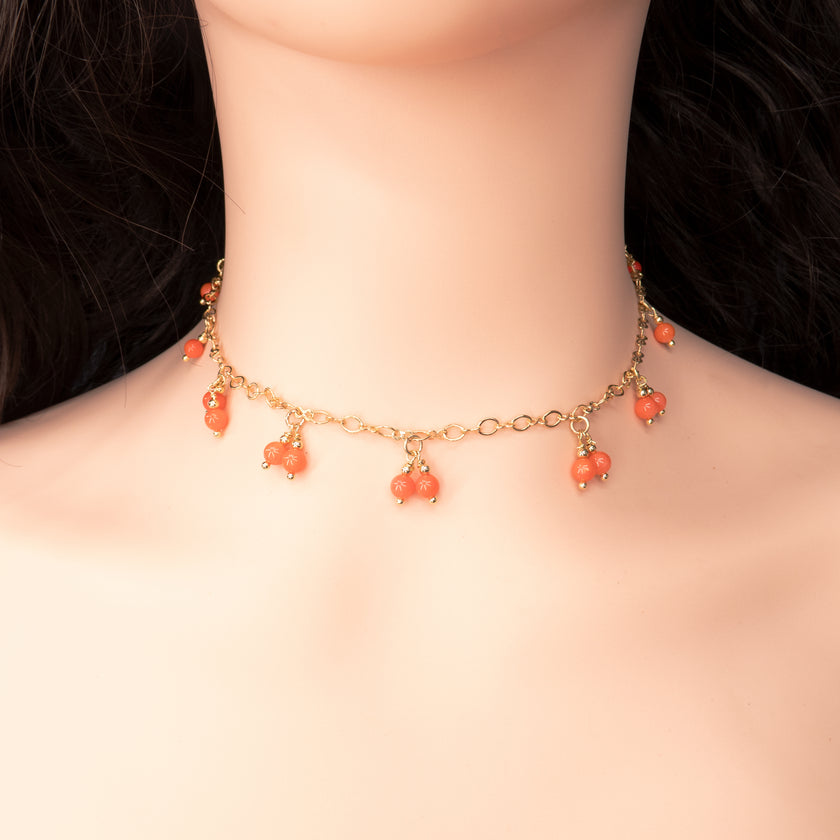 תכשיט קייצי עשיר ואלגנטי – שרשרת אלמוג אדום בעבודת יד, עם אבני אלמוג טבעיות שנבחרו בקפידה ושומרות על צבעוניות חיה. צבעו האדום של האלמוג יוצר ניגודיות יפיפייה עם גוון העור ומאיר את הפנים ברכות. השרשרת משלבת בין תחושת נוסטלגיה של חופשה על חוף ים לבין עיצוב עכשווי המתאים גם לעיר הגדולה. זהו תכשיט שמעורר סקרנות, מושך מבטים, אך גם שומר על איזון ואיפוק. אידיאלי לנשים שאוהבות אלמנטים טבעיים, גימור נקי ואווירה חמה ומחבקת.

