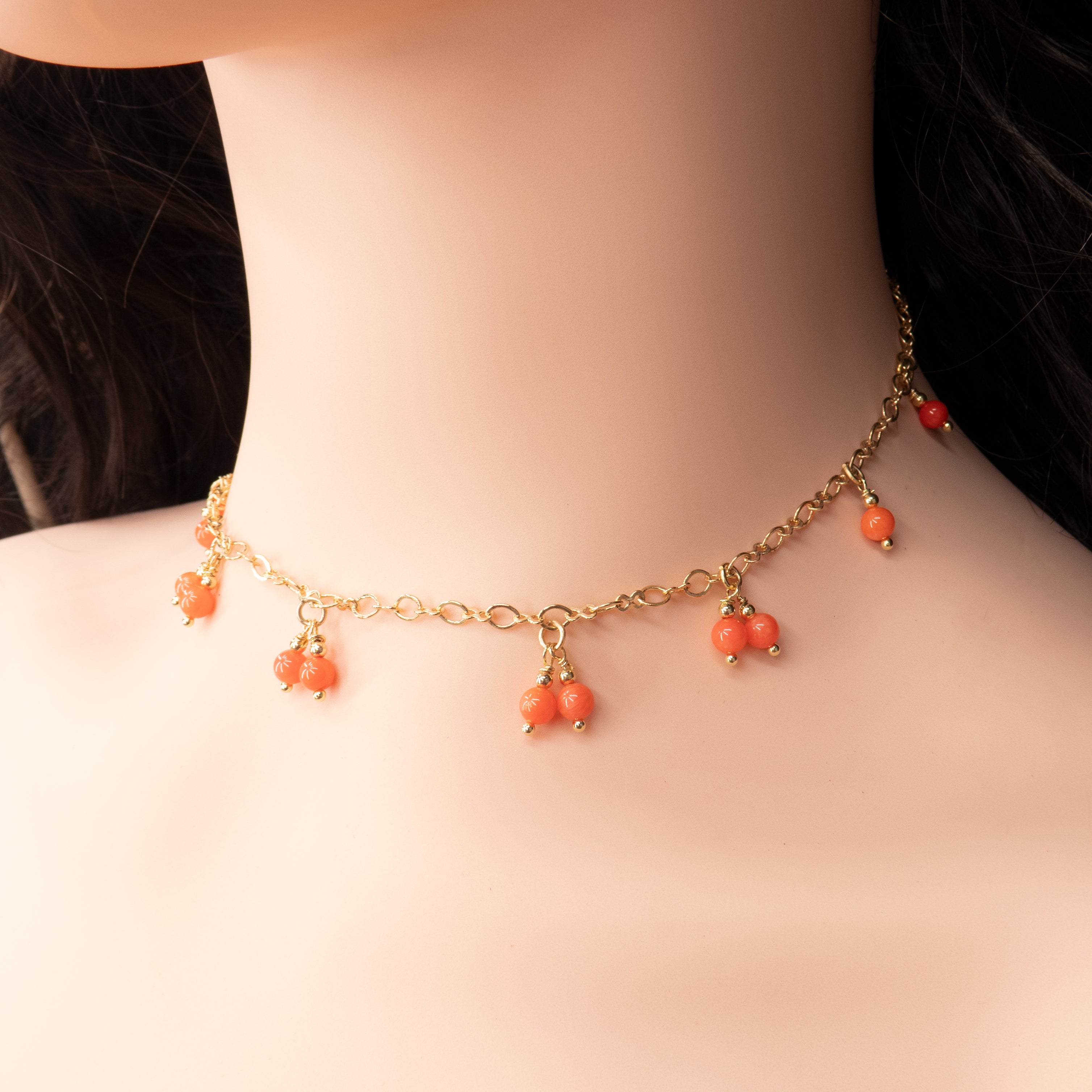 שרשרת אלמוג טבעי בגוונים עזים של אדום – עיצוב שמביא איתו תחושת ים, שמש וחופש. התכשיט נוצר בעבודת יד מאבנים טבעיות שאינן אחידות, מה שמקנה לו מראה חופשי, בוהמייני ומלא חיים. האלמוג מייצר חיבור ישיר ליסוד המים, לסיפורים עתיקים של מלחים ונשות ים, ומסמל הגנה, עוצמה פנימית ובריאות. שרשרת זו מתאימה לאוהבות טבע, לאספניות תכשיטים ייחודיים ולכל מי שמחפשת פריט מלא משמעות, עשיר ביופי ובאנרגיה טבעית.

