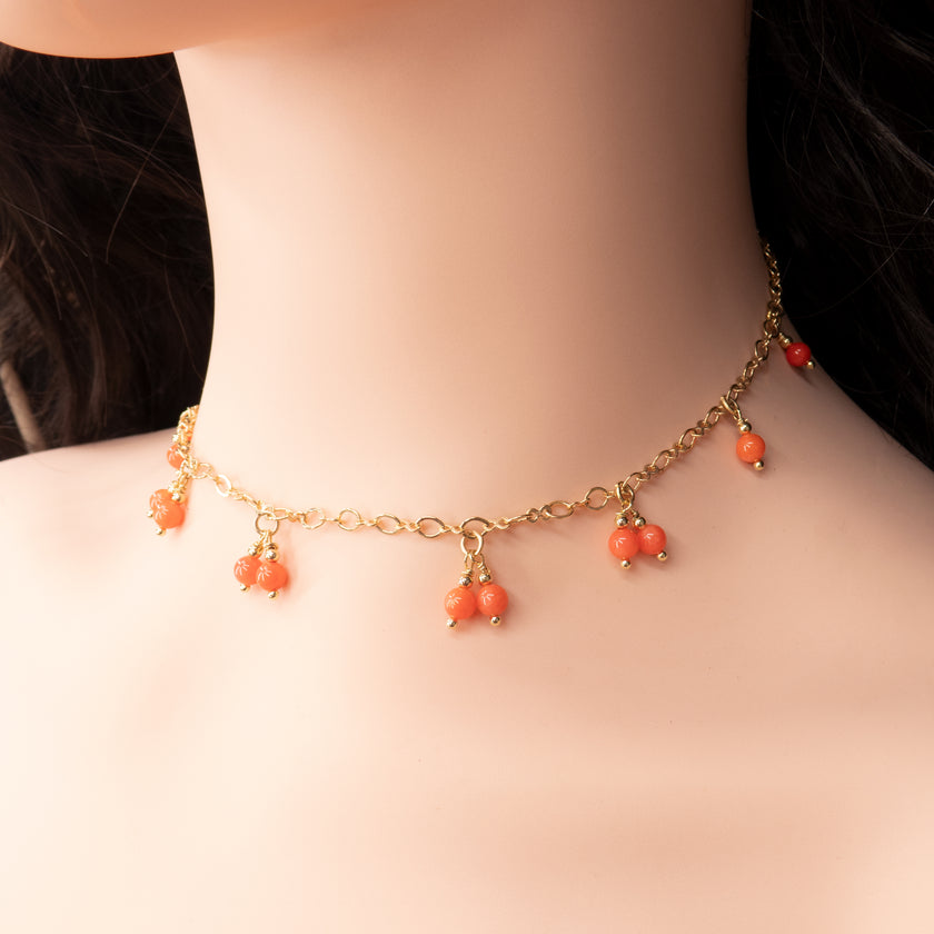 שרשרת אלמוג טבעי בגוונים עזים של אדום – עיצוב שמביא איתו תחושת ים, שמש וחופש. התכשיט נוצר בעבודת יד מאבנים טבעיות שאינן אחידות, מה שמקנה לו מראה חופשי, בוהמייני ומלא חיים. האלמוג מייצר חיבור ישיר ליסוד המים, לסיפורים עתיקים של מלחים ונשות ים, ומסמל הגנה, עוצמה פנימית ובריאות. שרשרת זו מתאימה לאוהבות טבע, לאספניות תכשיטים ייחודיים ולכל מי שמחפשת פריט מלא משמעות, עשיר ביופי ובאנרגיה טבעית.

