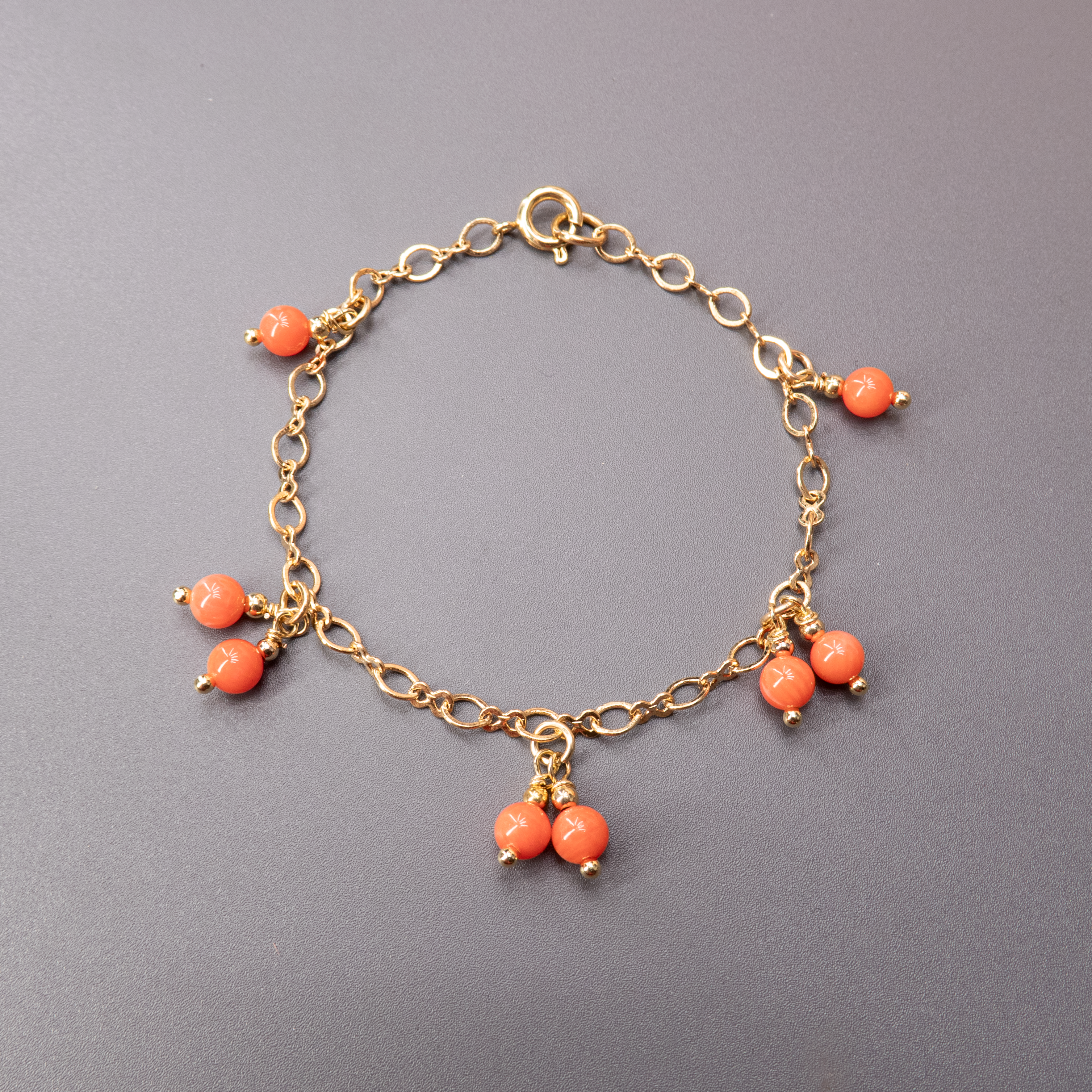 צמיד עדין עם שרשרת כסף ואלמוג טבעי – שילוב בין יופי אורגני לעיצוב מודרני. הצמיד נוצר מתוך השראה מהטבע והים, ומתאים לנשים שמתחברות לעולם של הרמוניה, חום ופשטות אלגנטית. מתנה נפלאה ליום הולדת, יום נישואין או כל רגע מיוחד של תשומת לב. קל לשילוב עם תכשיטים נוספים או ללבישה בפני עצמו. הצמיד מוסיף נגיעה צבעונית מתוחכמת ומעביר מסר אישי של אהבה, כוונה וחיבור פנימי.