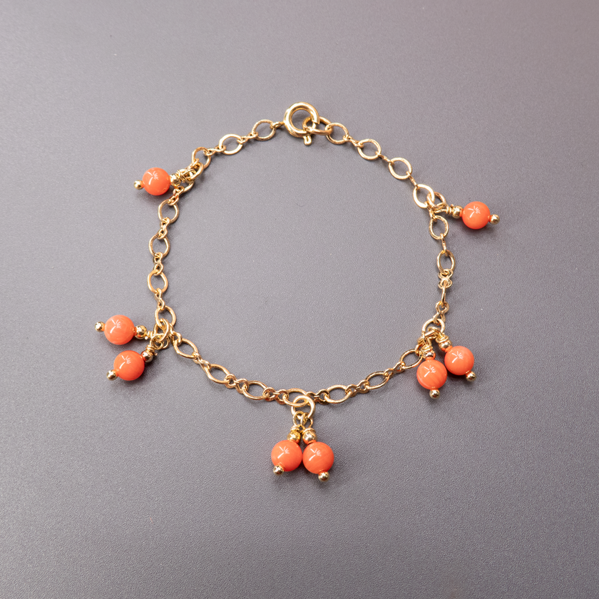 צמיד עדין עם שרשרת כסף ואלמוג טבעי – שילוב בין יופי אורגני לעיצוב מודרני. הצמיד נוצר מתוך השראה מהטבע והים, ומתאים לנשים שמתחברות לעולם של הרמוניה, חום ופשטות אלגנטית. מתנה נפלאה ליום הולדת, יום נישואין או כל רגע מיוחד של תשומת לב. קל לשילוב עם תכשיטים נוספים או ללבישה בפני עצמו. הצמיד מוסיף נגיעה צבעונית מתוחכמת ומעביר מסר אישי של אהבה, כוונה וחיבור פנימי.