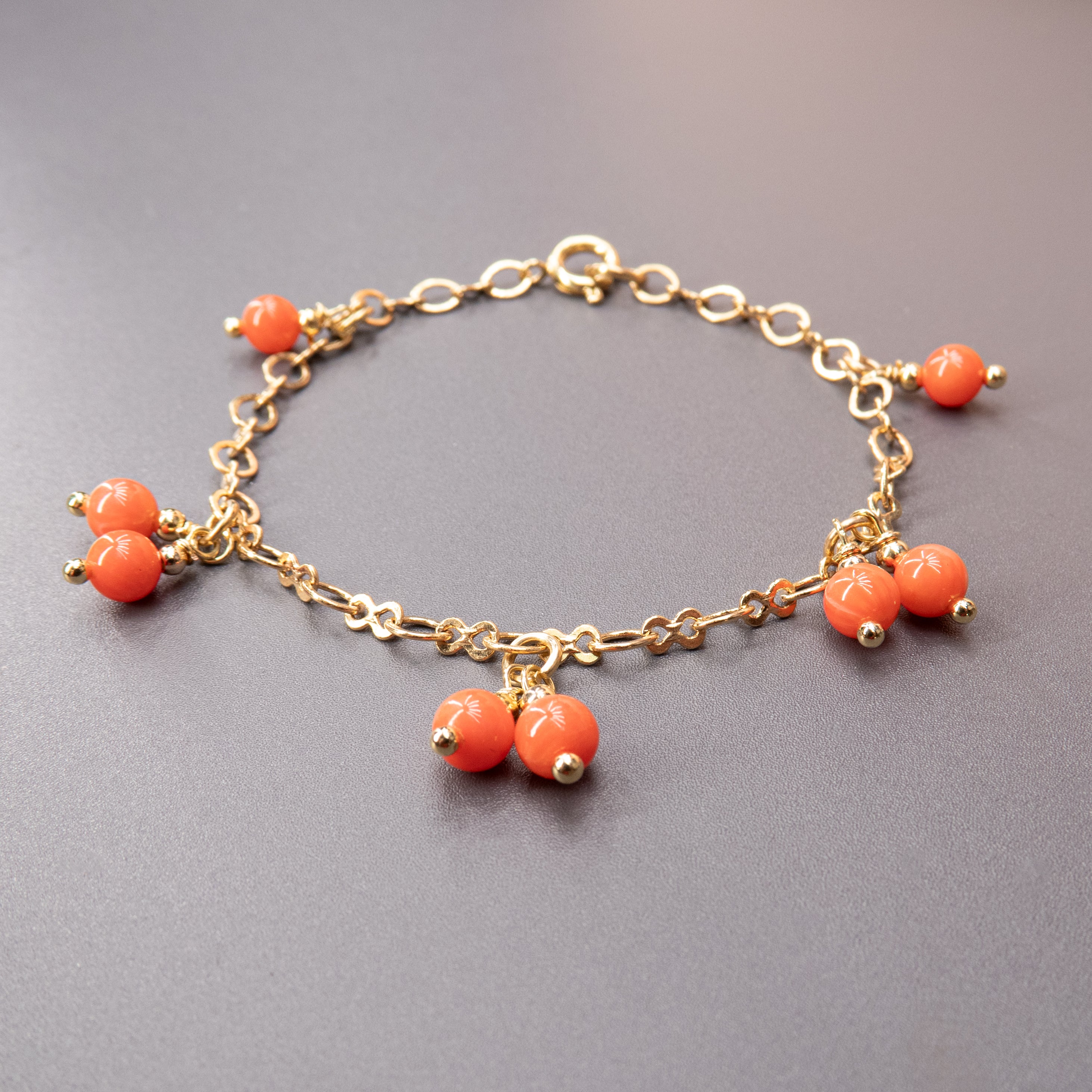 צמיד שרשרת עדין בעבודת יד, עשוי כסף ומשובץ באלמוג טבעי בגוון חמים. תכשיט שמביא איתו תחושת רוגע ונשימה עמוקה מהים, בעיצוב נקי ומלא חן. מושלם כמתנה ליום הולדת לאישה שאוהבת תכשיטים עם סיפור, עם עומק ועם נגיעה של טבע. הצמיד קל ונעים לענידה, מתאים לשימוש יומיומי ולמראה שכבות אופנתי. האלמוג מוסיף מגע צבעוני מיוחד – מחבר בין עולם היופי לעולם האנרגיה. מתנה אישית ומרגשת שמביעה הערכה, אהבה וסטייל.