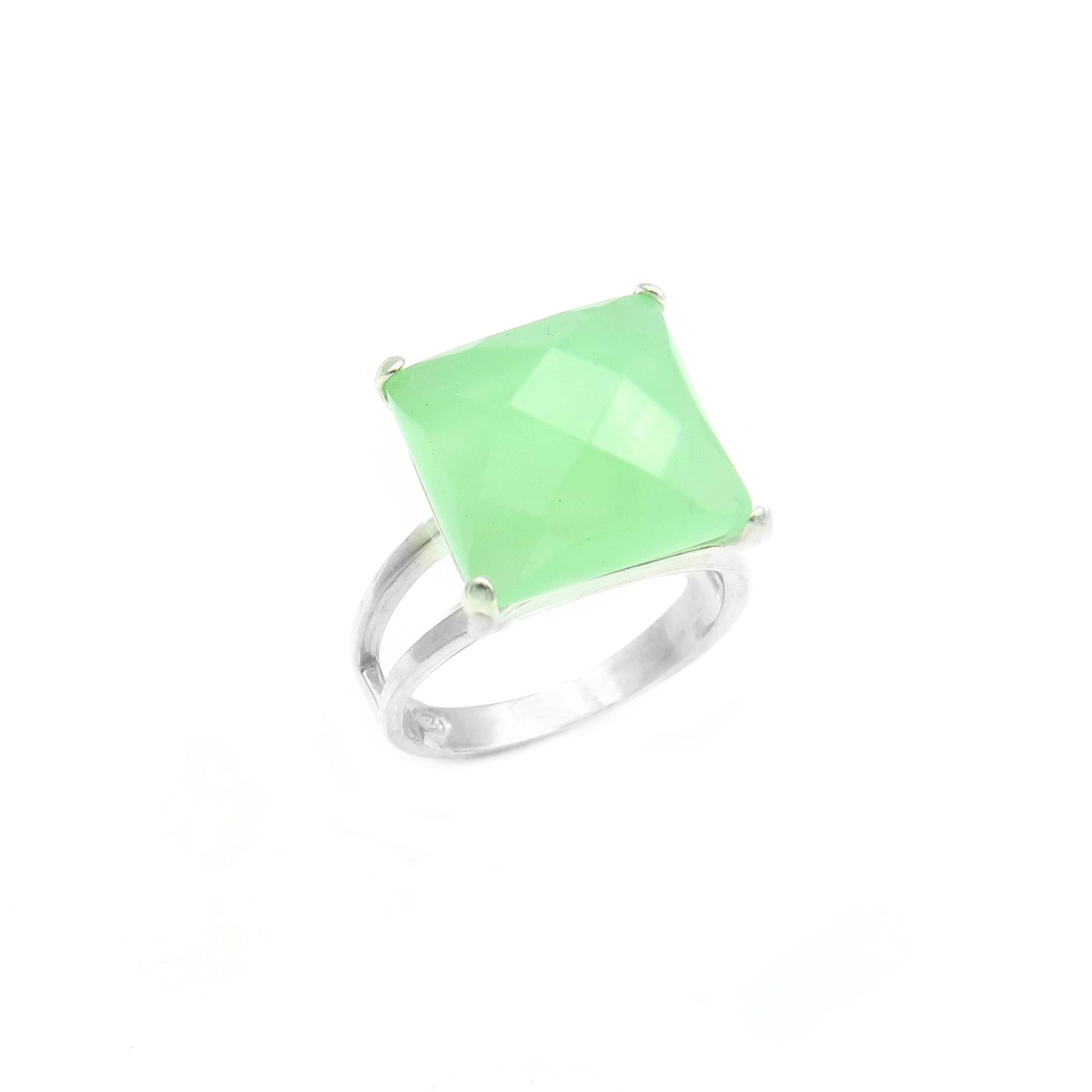 טבעת כסף בעבודת יד, מעוטרת באבן קריסטל אובלית בגוון ירוק עמוק המזכיר אורן רטוב, אבני חן טבעיות או טיפות טל על צמח רענן. האבן מלוטשת בגימור פאות המדגיש את השקיפות ירקרקה, והיא משנה את גווניה בהתאם לאור – בין ירוק אזמרגד עז לירוק עדין שקוף. העיצוב שומר על איזון בין פשטות יומיומית ליוקרה רגועה, ומתאים במיוחד לנשים שאוהבות תכשיטים שמחוברים לטבע, לאנרגיה מאזנת ולרוך נשי. הקריסטל הירוק מוסיף תחושת רעננות, איזון ואור עדין ליד – ומתאים למראה בוהו, טבעי או קלאסי. פריט מושלם כמתנה עם משמעות, או כתוספת אישית למראה שמש