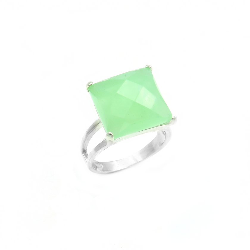 טבעת כסף בעבודת יד, מעוטרת באבן קריסטל אובלית בגוון ירוק עמוק המזכיר אורן רטוב, אבני חן טבעיות או טיפות טל על צמח רענן. האבן מלוטשת בגימור פאות המדגיש את השקיפות ירקרקה, והיא משנה את גווניה בהתאם לאור – בין ירוק אזמרגד עז לירוק עדין שקוף. העיצוב שומר על איזון בין פשטות יומיומית ליוקרה רגועה, ומתאים במיוחד לנשים שאוהבות תכשיטים שמחוברים לטבע, לאנרגיה מאזנת ולרוך נשי. הקריסטל הירוק מוסיף תחושת רעננות, איזון ואור עדין ליד – ומתאים למראה בוהו, טבעי או קלאסי. פריט מושלם כמתנה עם משמעות, או כתוספת אישית למראה שמש