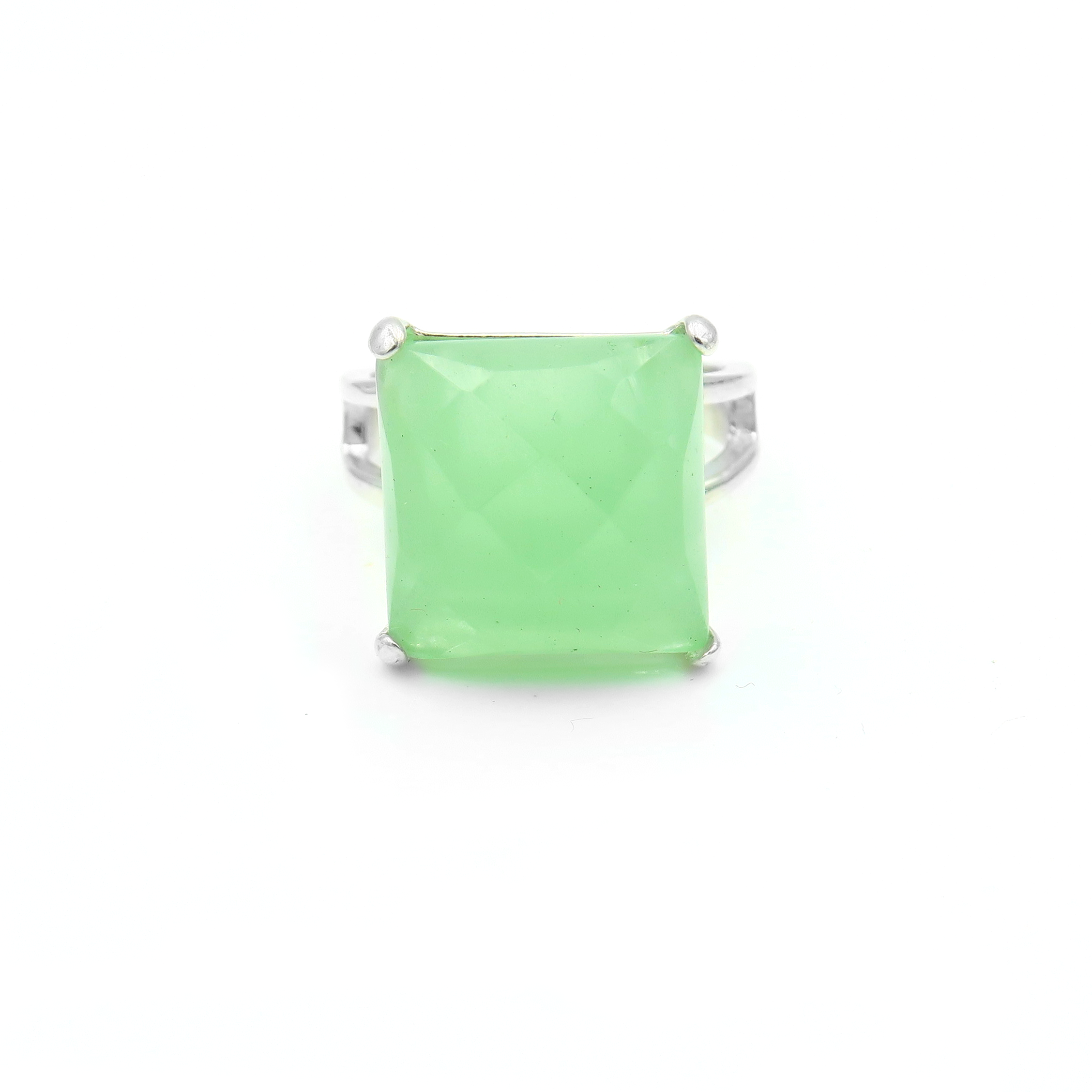 טבעת כסף בעבודת יד, כוללת באבן קריסטל אובלית בגוון גוון ירוק חי המזכיר יער אביבי, אבני חן טבעיות או טיפות טל על צמח רענן. האבן מלוטשת בגימור פאות המדגיש את הברק מהפנט, והיא משנה את גווניה בהתאם לאור – בין ירוק אזמרגד עז לירוק עדין שקוף. העיצוב שומר על איזון בין פשטות יומיומית ליוקרה רגועה, ומתאים במיוחד לנשים שאוהבות תכשיטים שמחוברים לטבע, לאנרגיה מאזנת ולרוך נשי. הקריסטל הירוק מוסיף תחושת רעננות, איזון ואור עדין ליד – ומתאים למראה בוהו, טבעי או קלאסי. פריט מושלם כמתנה עם משמעות, או כתוספת אישית למראה שמשדר