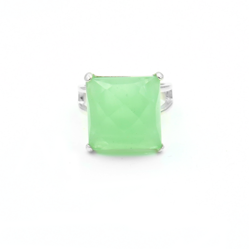 טבעת כסף בעבודת יד, כוללת באבן קריסטל אובלית בגוון גוון ירוק חי המזכיר יער אביבי, אבני חן טבעיות או טיפות טל על צמח רענן. האבן מלוטשת בגימור פאות המדגיש את הברק מהפנט, והיא משנה את גווניה בהתאם לאור – בין ירוק אזמרגד עז לירוק עדין שקוף. העיצוב שומר על איזון בין פשטות יומיומית ליוקרה רגועה, ומתאים במיוחד לנשים שאוהבות תכשיטים שמחוברים לטבע, לאנרגיה מאזנת ולרוך נשי. הקריסטל הירוק מוסיף תחושת רעננות, איזון ואור עדין ליד – ומתאים למראה בוהו, טבעי או קלאסי. פריט מושלם כמתנה עם משמעות, או כתוספת אישית למראה שמשדר