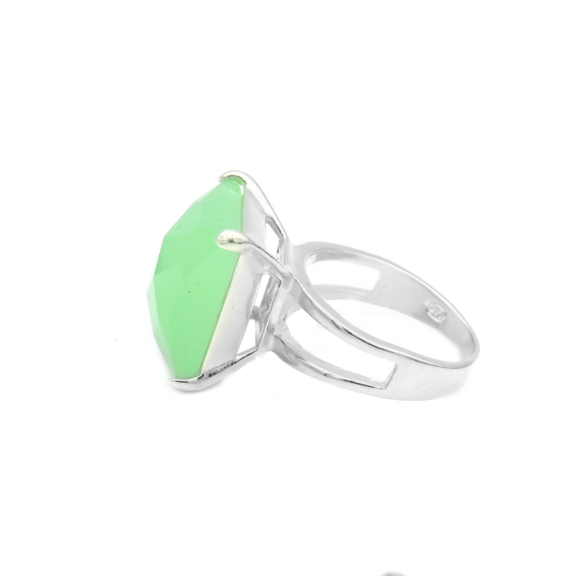 טבעת כסף בעבודת יד, מעוטרת באבן קריסטל אובלית בגוון גוון ירוק חי המזכיר אורן רטוב, אבני חן טבעיות או טיפות טל על צמח רענן. האבן מלוטשת בגימור פאות המדגיש את השקיפות ירקרקה, והיא משנה את גווניה בהתאם לאור – בין ירוק אזמרגד עז לירוק עדין שקוף. העיצוב שומר על איזון בין פשטות יומיומית ליוקרה רגועה, ומתאים במיוחד לנשים שאוהבות תכשיטים שמחוברים לטבע, לאנרגיה מאזנת ולרוך נשי. הקריסטל הירוק מוסיף תחושת רעננות, איזון ואור עדין ליד – ומתאים למראה בוהו, טבעי או קלאסי. פריט מושלם כמתנה עם משמעות, או כתוספת אישית למראה 