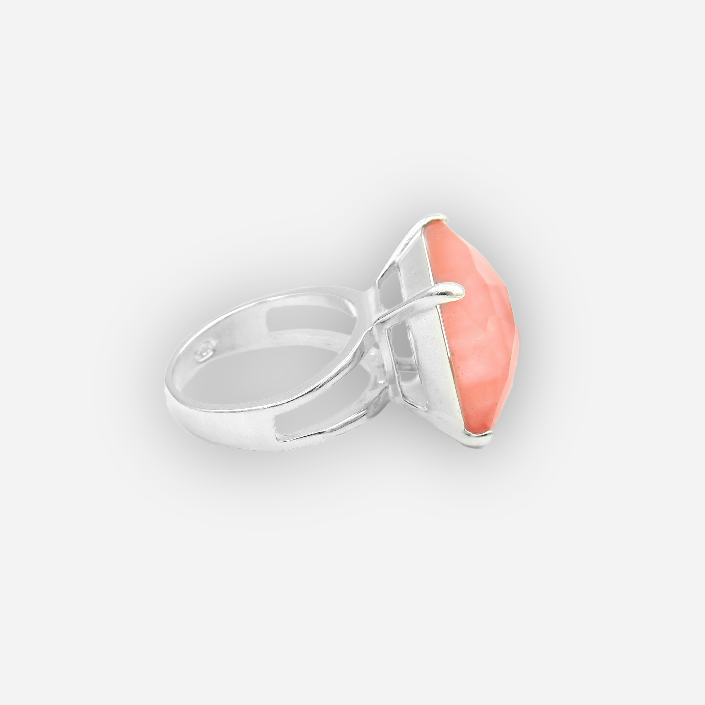 טבעת כסף בעבודת יד, מעוטרת באבן אופליט אובלית בגוון ורוד פודרה, המזכירה אור עדין של שחר או פריחה רגישה. האבן מלוטשת למראה חלק ונעים לעין, עם זוהר רגוע המשתנה לפי התאורה – בין ורוד־פודרה לפנינה בהירה. העיצוב של הטבעת נקי, רומנטי ומלא תחושת שלווה, ומתאים לנשים שאוהבות תכשיטים עם חמלה שקטה ונשיות מעודנת. החיבור בין האבן הרכה לבין כסף סטרלינג יוצר איזון בין קלילות לאלגנטיות על־זמנית. תכשיט מושלם למתנה עם משמעות, למראה חגיגי או פשוט כליווי יומיומי שקט אך זוהר.