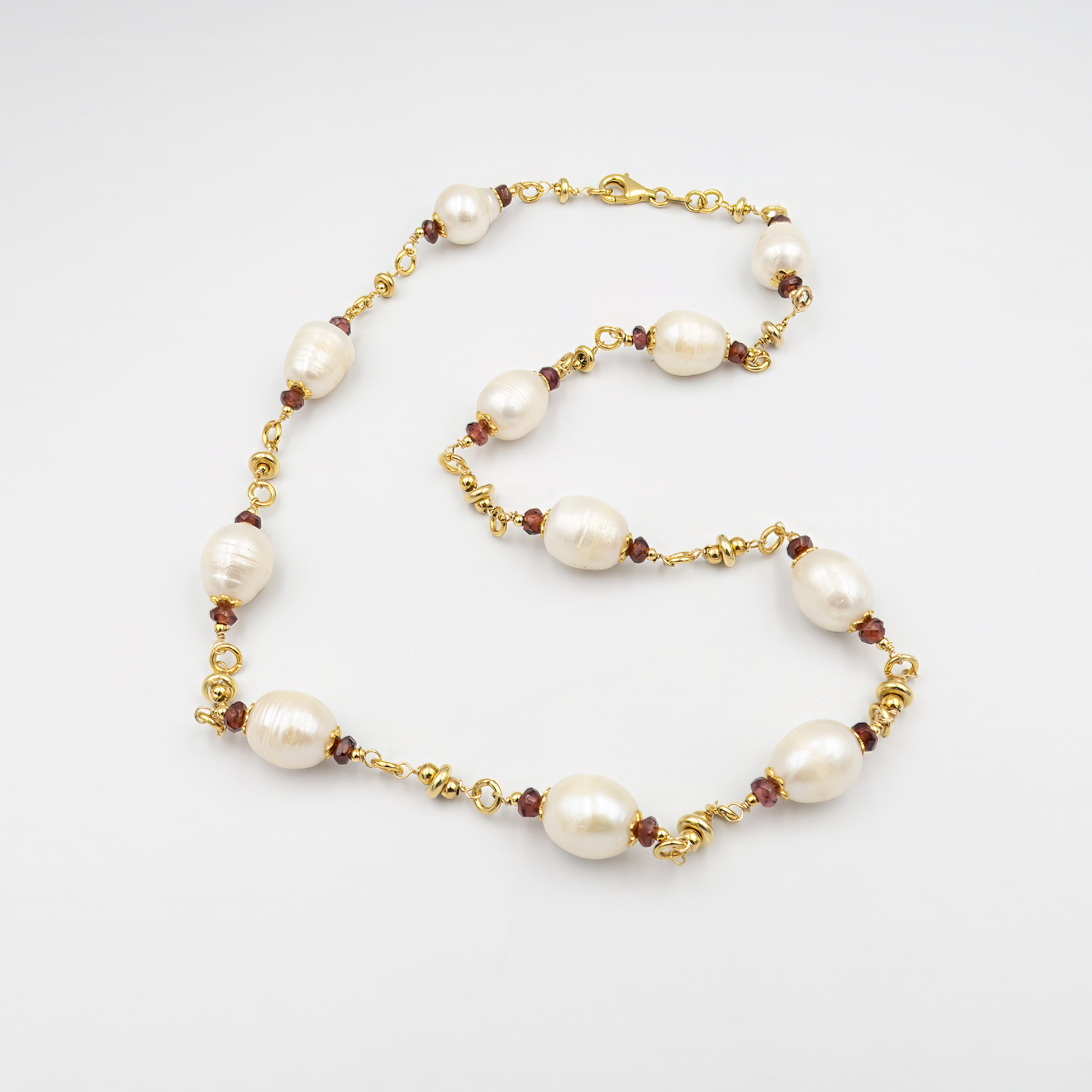 שרשרת אלגנטית המשלבת פנינים לבנות טבעיות עם גארנטים בגוון יין עמוק – ניגוד מרתק בין קלילות לעומק. הפנינים מעניקות לשרשרת רכות אלגנטית שמלטפת את העור, בעוד שהגארנטים מוסיפים עומק צבע ונוכחות צבעונית חמימה ונשית. התוצאה היא מראה עשיר, מאוזן והרמוני, שמתאים לנשים שאוהבות אלגנטיות עם אופי. השרשרת יכולה להשתלב במראה ערב יוקרתי או לשדרג הופעה יומיומית בנגיעה של צבע ואצילות. בחירה מושלמת למי שמחפשת תכשיט שמאזן בין קלאסיקה לנוכחות מודרנית.