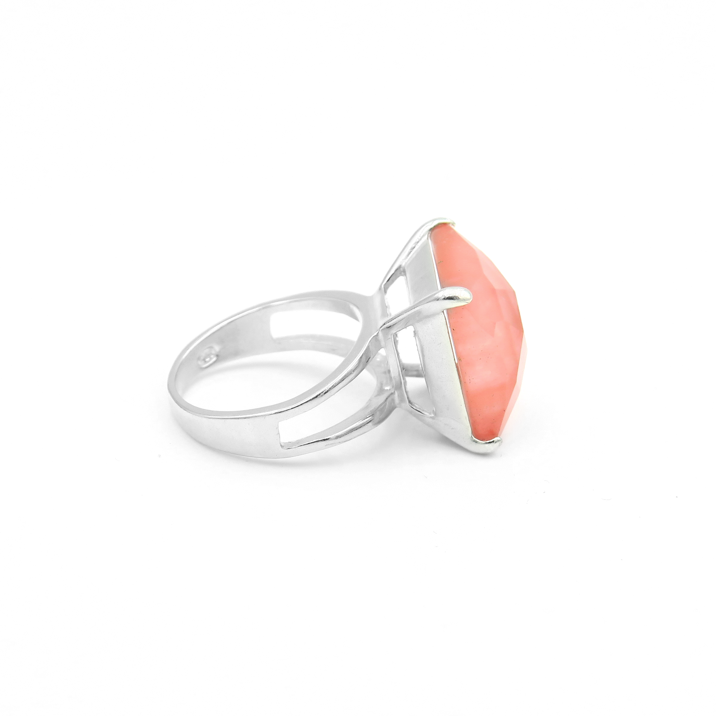 טבעת כסף בעבודת יד, משולבת באבן אופליט אובלית בגוון ורוד פודרה, המזכירה אור עדין של שחר או פריחה רגישה. האבן מלוטשת למראה חלק ונעים לעין, עם אור פנימי המשתנה לפי התאורה – בין ורוד־פודרה לפנינה בהירה. העיצוב של הטבעת נקי, רומנטי ומלא תחושת שלווה, ומתאים לנשים שאוהבות תכשיטים עם תחושת שלווה ונשיות מעודנת. החיבור בין האבן הרכה לבין כסף סטרלינג יוצר איזון בין קלילות לאלגנטיות על־זמנית. תכשיט מושלם למתנה עם משמעות, לערב רומנטי או פשוט כליווי יומיומי שקט אך זוהר.