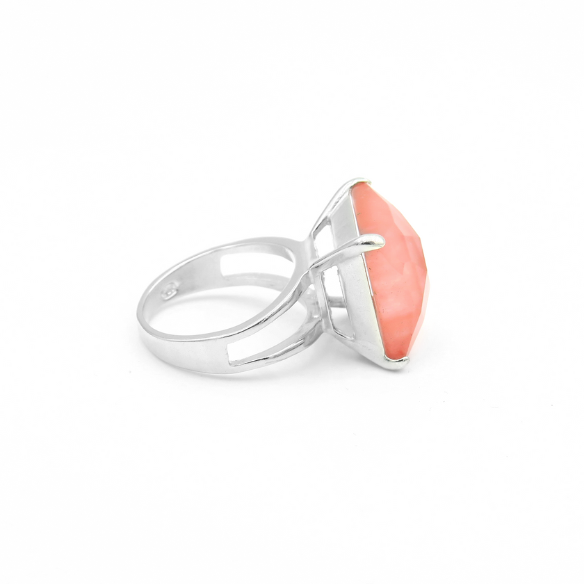 טבעת כסף בעבודת יד, משולבת באבן אופליט אובלית בגוון ורוד פודרה, המזכירה אור עדין של שחר או פריחה רגישה. האבן מלוטשת למראה חלק ונעים לעין, עם אור פנימי המשתנה לפי התאורה – בין ורוד־פודרה לפנינה בהירה. העיצוב של הטבעת נקי, רומנטי ומלא תחושת שלווה, ומתאים לנשים שאוהבות תכשיטים עם תחושת שלווה ונשיות מעודנת. החיבור בין האבן הרכה לבין כסף סטרלינג יוצר איזון בין קלילות לאלגנטיות על־זמנית. תכשיט מושלם למתנה עם משמעות, לערב רומנטי או פשוט כליווי יומיומי שקט אך זוהר.