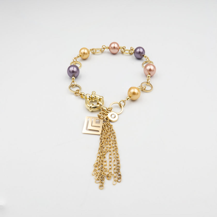 צמיד מיוחד בעבודת יד המשלב פנינים צבעוניות בגוונים פסטליים ותליון עדין, ליצירת תכשיט רומנטי ונשי עם נגיעה מודרנית. עיצוב שמאזן בין אלגנטיות נינוחה לבין שובבות קלילה – מתאים לנערות צעירות או לנשים שאוהבות תכשיטים עדינים עם טוויסט. מתנה מושלמת לחברה, אחות או בת. צמיד שמתאים גם ליום-יום וגם לאירועים, מוסיף צבע, רוך וסטייל מבלי להכביד.

