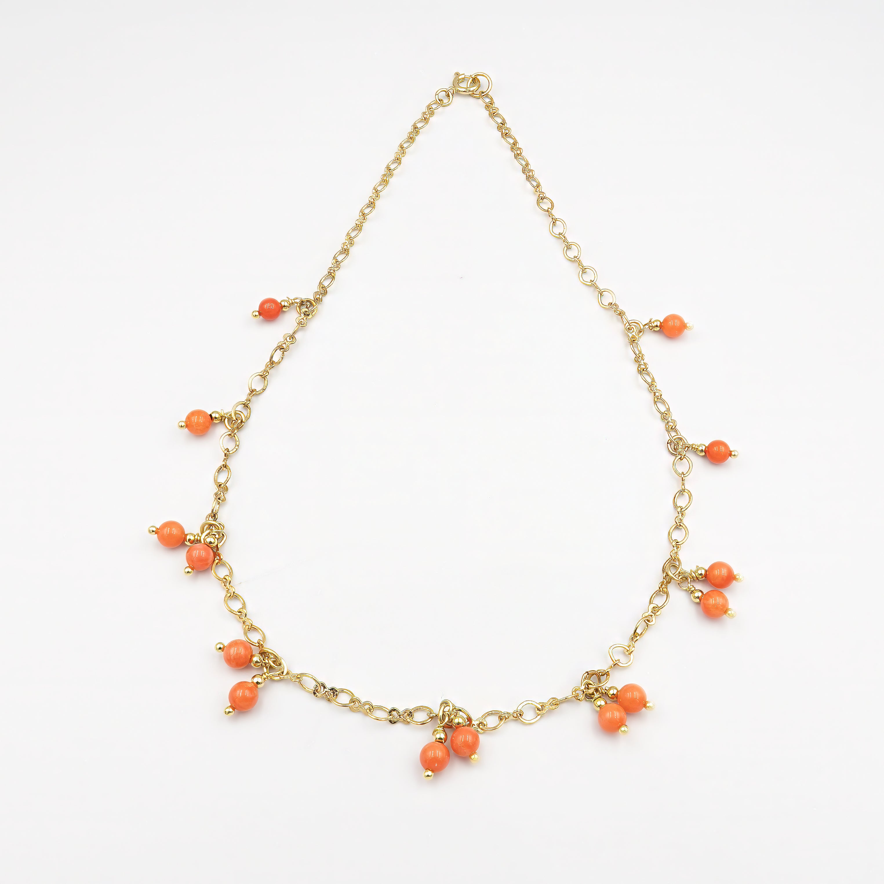 שרשרת בעבודת יד מאבני אלמוג בגווני אדום עז – תכשיט טבעי ונועז שמקרין אנרגיה, חום ועוצמה נשית. האלמוג, חומר עתיק מהים, מביא איתו תחושת חיבור לטבע, לעולם התת־ימי ולעוצמות הפנימיות של האישה העונדת אותו. האבנים שומרות על צורתן הלא אחידה, ומשדרות אותנטיות, ייחודיות ונוכחות בולטת אך לא משתלטת. מתאים לנשים שמחפשות אמירה אישית, נועזת, עם שורשים עמוקים וסטייל קלאסי שמרגיש תמיד רלוונטי. פריט שמתאים במיוחד לשילוב עם שמלה בהירה או בגד קז'ואל בצבעים נייטרליים, ומוסיף חמימות עיצובית לכל הופעה.

