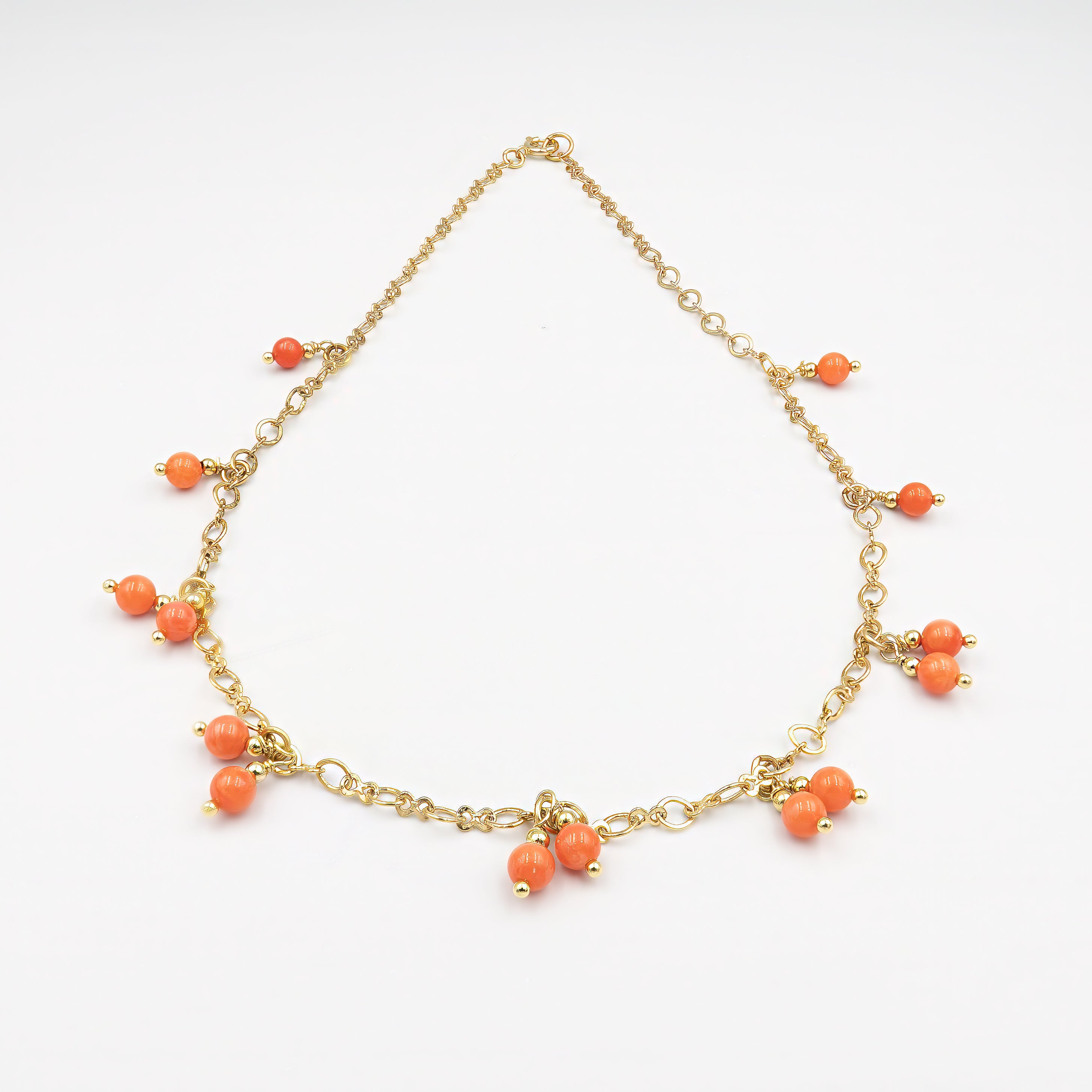 שרשרת אלמוג בגוון אדום עז, סמל לנשיות, ביטחון עצמי ואנרגיה. תכשיט בעבודת יד, עשוי אבני אלמוג טבעיות באורכים וצורות משתנים, המשתלבות זו בזו לכדי שרשרת עשירה, טקסטורלית ובעלת אופי. מתאים למראה יומיומי עם נגיעת צבע, או כתכשיט מרכזי להופעה בערב – משדר סגנון אישי, אותנטיות וחיבור לטבע. כל אבן בסיפור משלה, וכל תנועה עם השרשרת מבליטה את יופיה החי. מתאים במיוחד לחובבות תכשיטים עם נשמה, ולנשים שלא מפחדות להיראות ולהיות.

