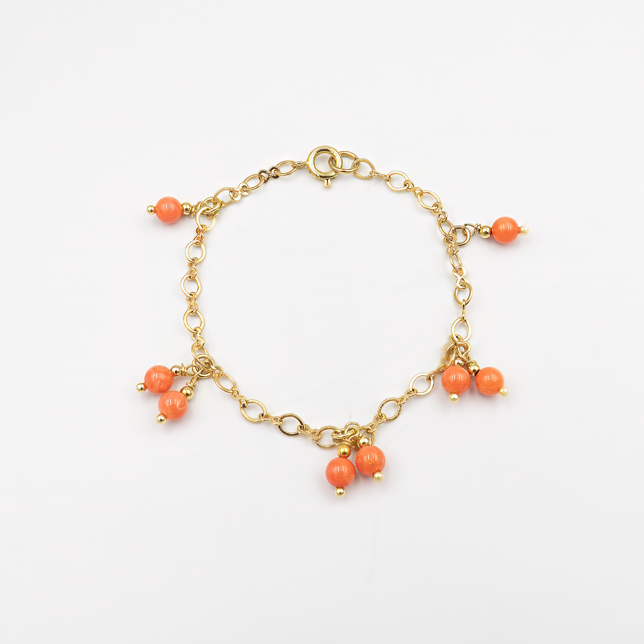 צמיד שרשרת עדין מכסף בשילוב אלמוג טבעי בגוון ורדרד-אדמדם, תכשיט מלא חמימות ונשיות. צמיד קליל ואלגנטי שמתאים ליום-יום וגם לאירועים מיוחדים. הבחירה המושלמת למתנת יום הולדת לאישה שאוהבת עיצובים טבעיים עם משמעות. האלמוג מסמל אנרגיה, הגנה ועדינות – ומעניק לצמיד נוכחות רגישה ומיוחדת. תכשיט מקסים שמוסיף טאץ' צבעוני והרמוני ליד, משתלב נהדר עם סגנונות לבוש שונים ומביא עמו תחושת ים, חופש וסטייל ייחודי.