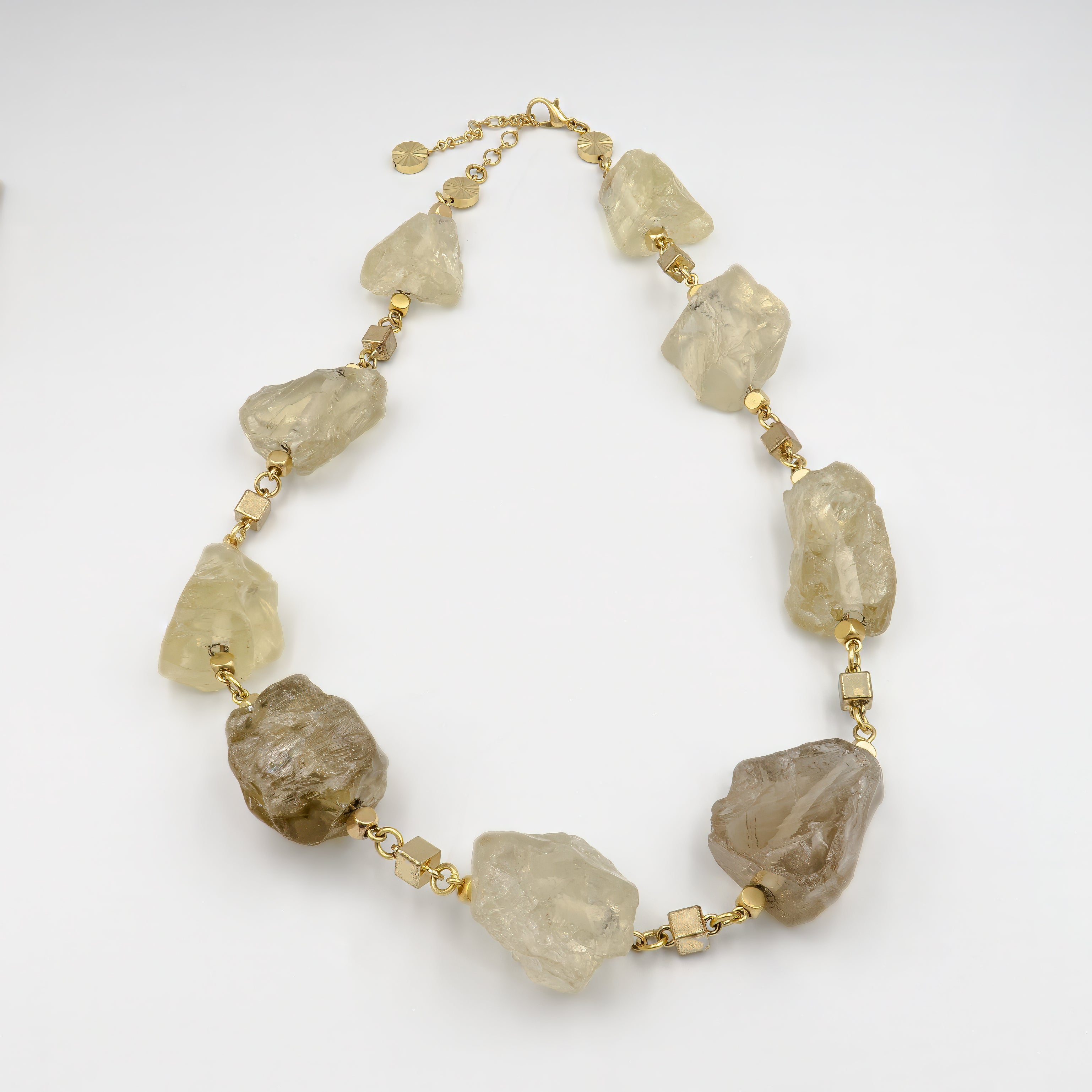 שרשרת כסף עדינה ואלגנטית, משובצת בחרוזי טופז מוארים לצד סיטרין כתום־צהבהב – תחושת בוקר קיצי באור ראשון. האבנים נבחרו בקפידה ליצירת גוונים שמביאים איתם קלילות, עם מעבר עדין בין צהוב לימוני לניצוץ קריסטלי צלול. העיצוב שואב השראה מהטבע ומהאור, ומדגיש את האופי הבהיר והמרענן של שתי האבנים. זוהי שרשרת שמתאימה ללבוש יומיומי מלא סטייל וגם לרגעים חגיגיים – שרשרת שמביאה עמה אופטימיות. מתאימה למי שאוהבת תכשיטים עם נוכחות עדינה אך מוארת, אנרגיה חיובית ואסתטיקה שמשדרת שמחה.