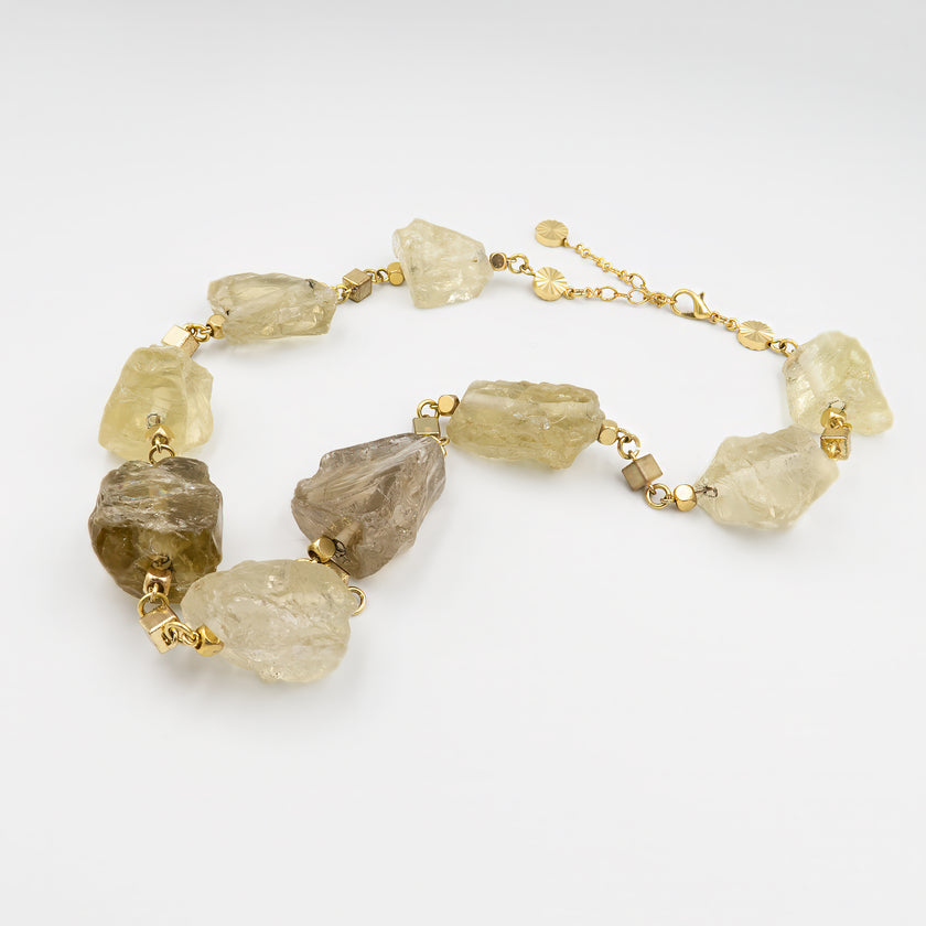 שרשרת כסף עדינה ואלגנטית, משובצת בטופז טבעי עם שקיפות מהפנטת לצד אבני סיטרין עם אור פנימי – הרמוניה של אור וטבע. האבנים נבחרו בקפידה ליצירת תדרים של שמחה באבנים חמות, עם מעבר עדין בין צהוב לימוני לניצוץ קריסטלי צלול. העיצוב שואב השראה מהטבע ומהאור, ומדגיש את האופי הבהיר והמרענן של שתי האבנים. זוהי שרשרת שמתאימה ללבוש יומיומי מלא סטייל וגם לרגעים חגיגיים – תכשיט שמאיר את היום. מתאימה למי שאוהבת תכשיטים עם נוכחות עדינה אך מוארת, אנרגיה חיובית ואסתטיקה שמשדרת שמחה.