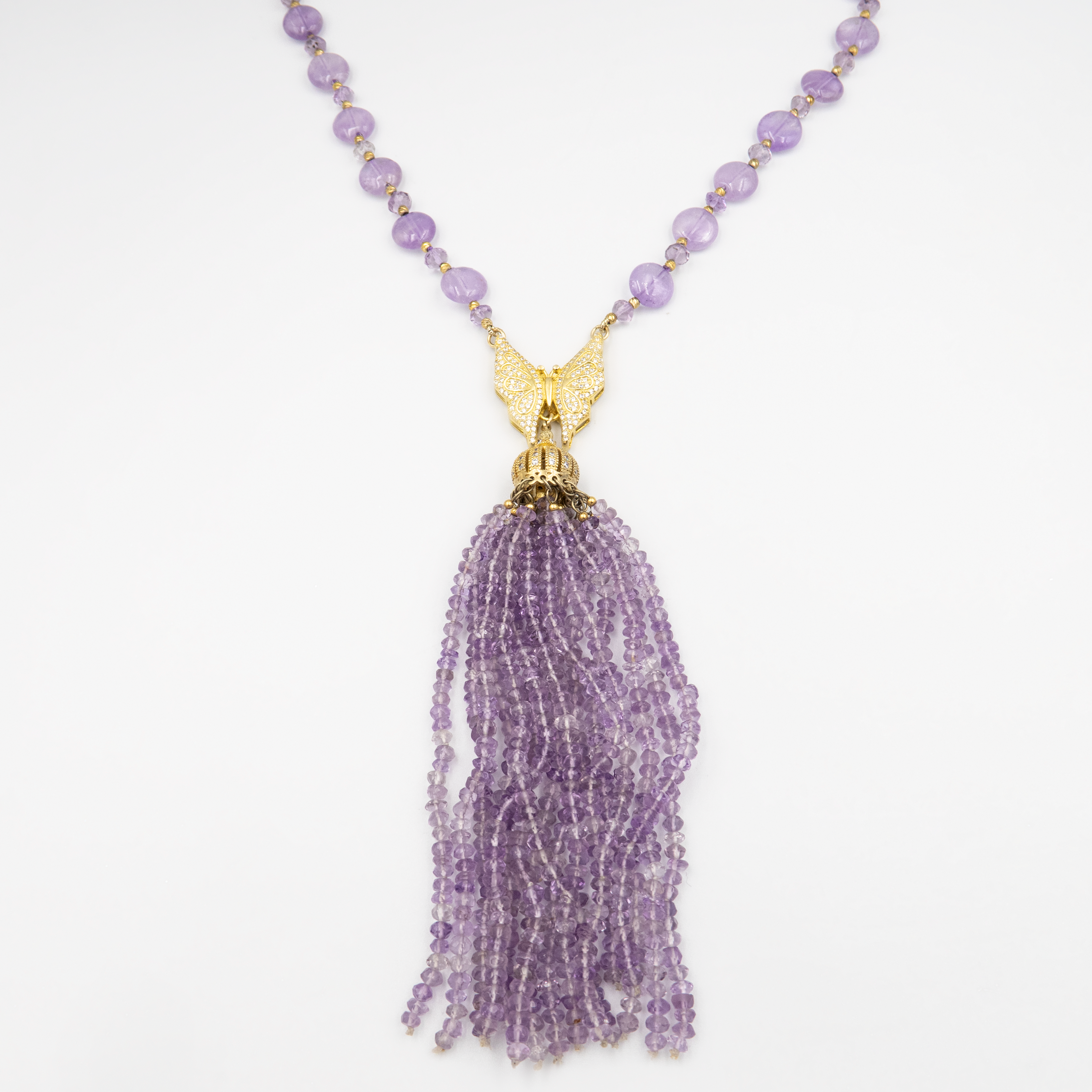 שרשרת ארוכה בעבודת יד, עשויה מאמטיסטים מבריקים בגוון לילך עדין, בגוון סגול שקוף־ענברי עדין, עם תליון כסוף מנצנץ בקצה. החרוזים יוצרים נוכחות עדינה אך בולטת, עם תחושת קלילות ואלגנטיות בתנועה. השרשרת מתאימה למראה ערב רומנטי, לאירוע חגיגי או אפילו ללבוש יומיומי שזקוק לנגיעה של קסם. האמטיסט נחשב לאבן של רוגע ואינטואיציה, והעיצוב כולו משדר שילוב של אלגנטיות רגישה. תכשיט עם אווירה נשית, עדינה עם עומק רגשי – כזה שלא צריך מילים כדי לומר שהוא מיוחד.