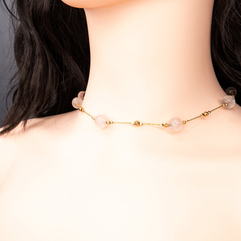 שרשרת בציפוי זהב בעבודת יד, משולבת באבני אגט טבעיות בגוונים חמים של חום, שמנת וזהוב. השרשרת מציגה שילוב גוונים מרגיע והרמוני שיוצרות מראה אלגנטי עם נגיעה טבעית. אבני האגת ידועות בתכונות של יציבות פנימית והרמוניה, והן מוסיפות עומק רגשי ואסתטי לעיצוב. התוצאה היא תכשיט בעיצוב שמחבר בין מסורת לסטייל עכשווי – מתאים גם ליום וגם לערב. לנשים שמחפשות תכשיט עם תכשיט שמדבר בשקט אך נשאר בזיכרון.