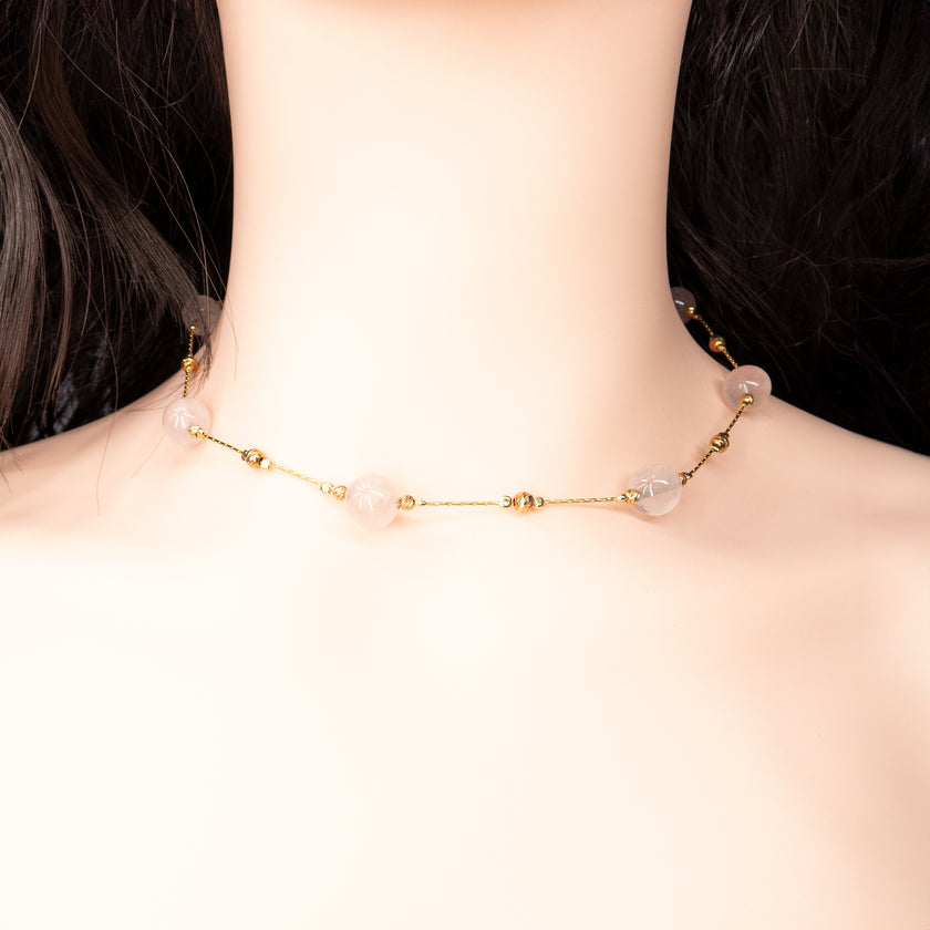 שרשרת בציפוי זהב בעבודת יד, משולבת באבני אגט טבעיות בגוונים חמים של חום, שמנת וזהוב. השרשרת מציגה שילוב גוונים מרגיע והרמוני שיוצרות מראה אלגנטי עם נגיעה טבעית. אבני האגת ידועות בתכונות של יציבות פנימית והרמוניה, והן מוסיפות עומק רגשי ואסתטי לעיצוב. התוצאה היא תכשיט בעיצוב שמחבר בין מסורת לסטייל עכשווי – מתאים גם ליום וגם לערב. לנשים שמחפשות תכשיט עם תכשיט שמדבר בשקט אך נשאר בזיכרון.