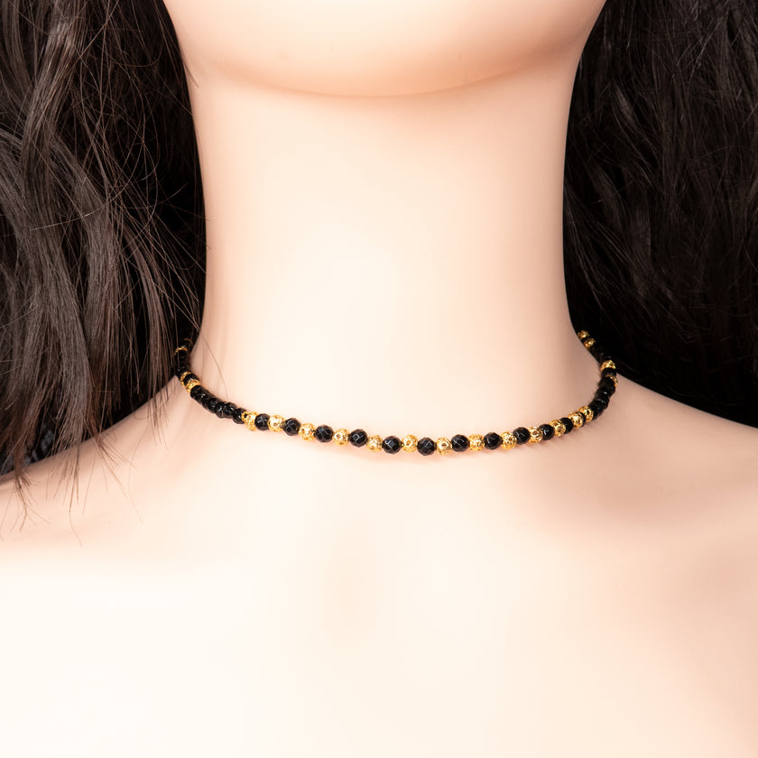 שרשרת בעלת נוכחות חזקה ונשית, המשלבת אבני אוניקס שחור טבעי עם ברק עמוק ויוקרתי יחד עם עיטורים גיאומטריים בציפוי זהב. העיצוב מציג קו מינימליסטי אך מדויק, שניתן לשלב אותו עם בגדי ערב, שמלה שחורה קלאסית או אפילו עם ג'ינס וחולצה חלקה. מדובר בפריט שמדבר בשפה של עידון מודרני – שילוב נדיר בין גוונים מנוגדים שמחמיאים זה לזה ויוצרים הרמוניה ויזואלית. אידיאלי לנשים שמעריכות תכשיטים איכותיים עם נוכחות שקטה וסטייל ברור.

