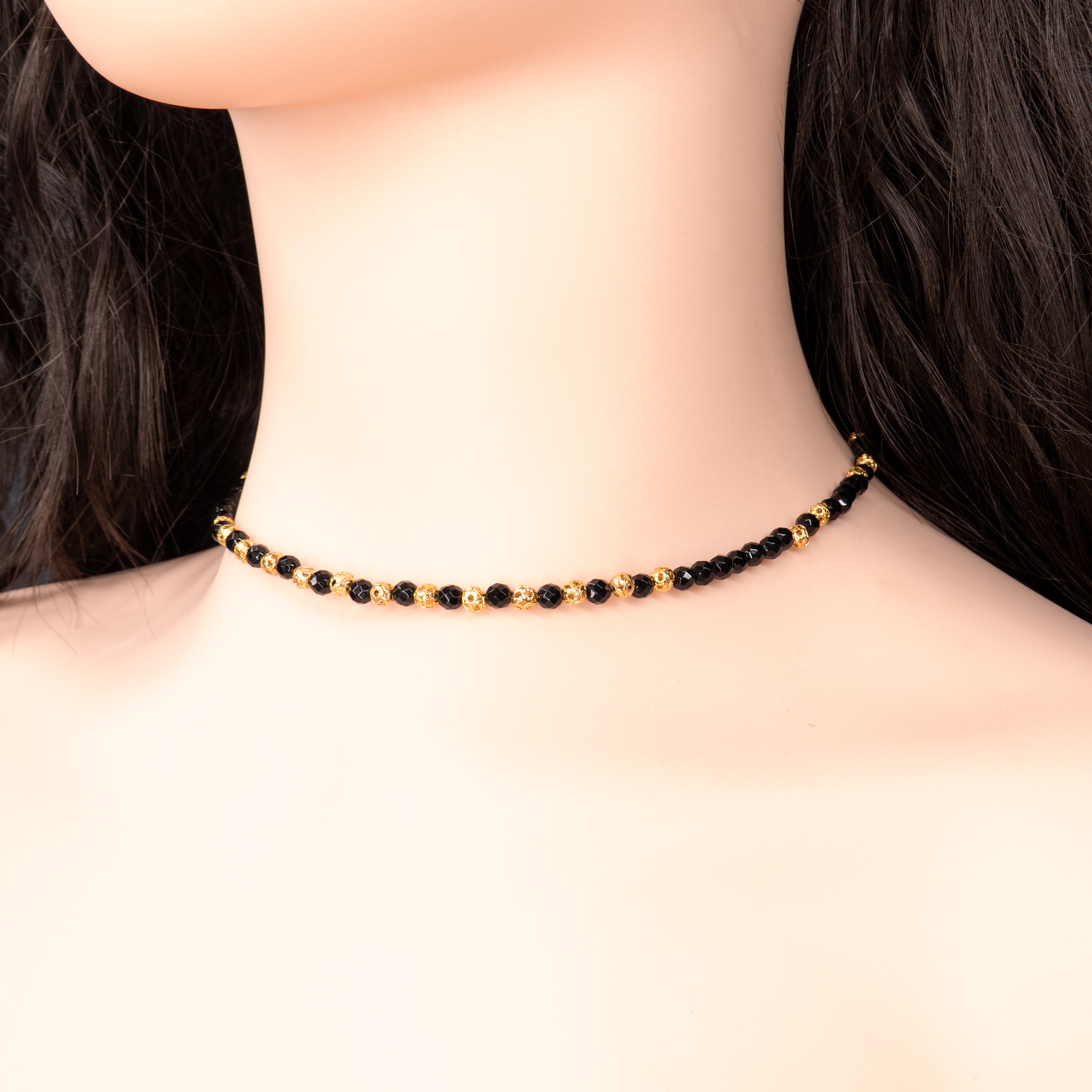 תכשיט עוצמתי אך רגוע, המשלב אבני אוניקס בגוון שחור עמוק עם נגיעות זהובות שמוסיפות אור וברק. כל אבן נבחרה בקפידה ונשזרת בעבודת יד, תוך הקפדה על איזון מושלם בין הטבעי ליוקרתי. הקישוטים המוזהבים נותנים טאץ' עדין שמחבר בין העיצוב הקלאסי לבין הסגנון המודרני. תכשיט שמתאים במיוחד לנשים שאוהבות להרגיש מיוחדות מבלי להתבלט בקול רם – אקססורי שמספר סיפור של עוצמה שקטה, חיבור פנימי וסטייל מדויק.

