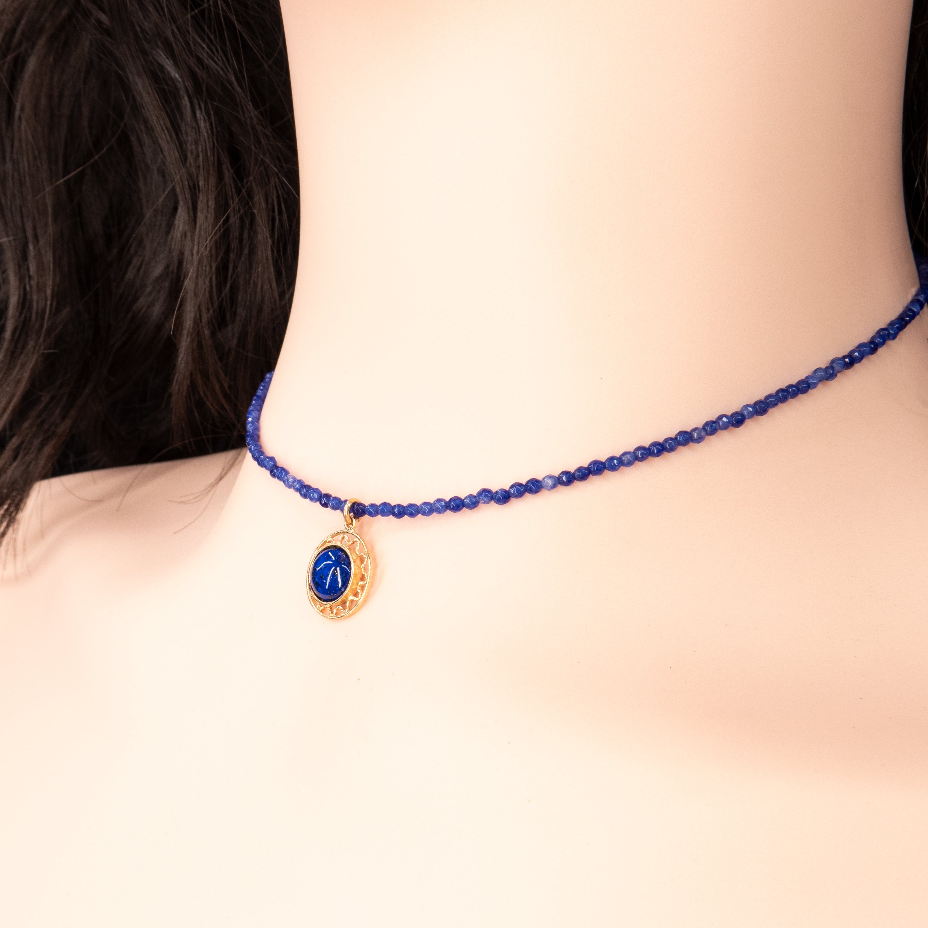 צ’וקר שהוא לא רק תכשיט – אלא הצהרה. חרוזים כחולים עמוקים יוצרים מסגרת מושלמת לתליון מוזהב עם אבן שמהפנטת במבט ראשון. פשוט, מדויק, אלגנטי – בדיוק מה שאת צריכה כדי להפוך כל מראה ליוקרתי ועדכני. תוספת מושלמת לשמלת ערב כהה, ג’קט לבן או אפילו טי-שירט יומיומית שמבקשת טאץ’ של סטייל אישי.