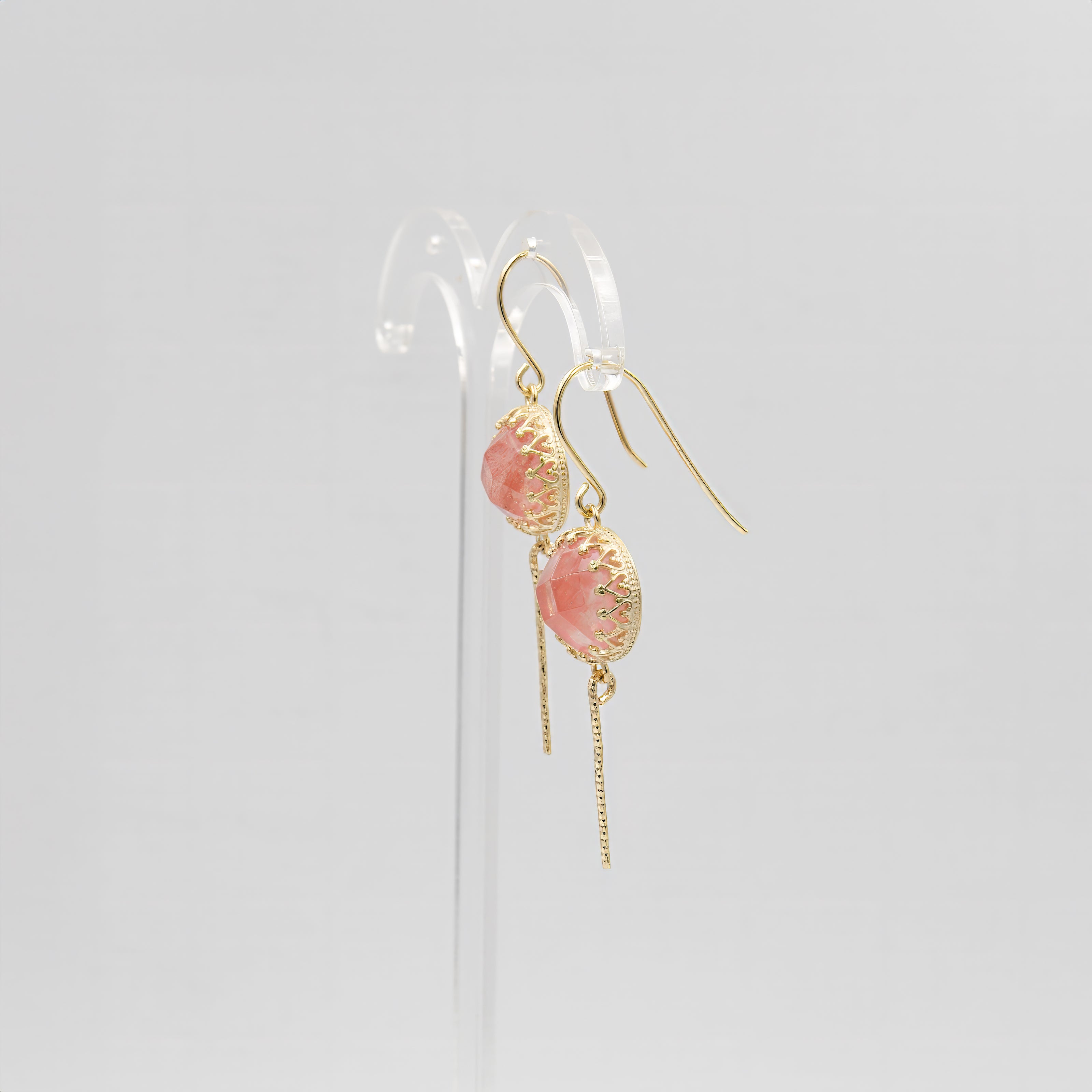 עגילים באורך בינוני-ארוך, עשויים כסף טהור ומשובצים באבן צ'רי קוורץ בגוון רך ונשי. השילוב המושלם בין עידון לנוכחות צבעונית עם נגיעה מודרנית – תכשיט שמתאים ליום ולערב.
#עגילים_ורוד_אדום #תכשיטים_נשיים #עגילים_מכסף_עם_אופליט #צ'רי_קוורץ_שקוף #עגילים_לערב