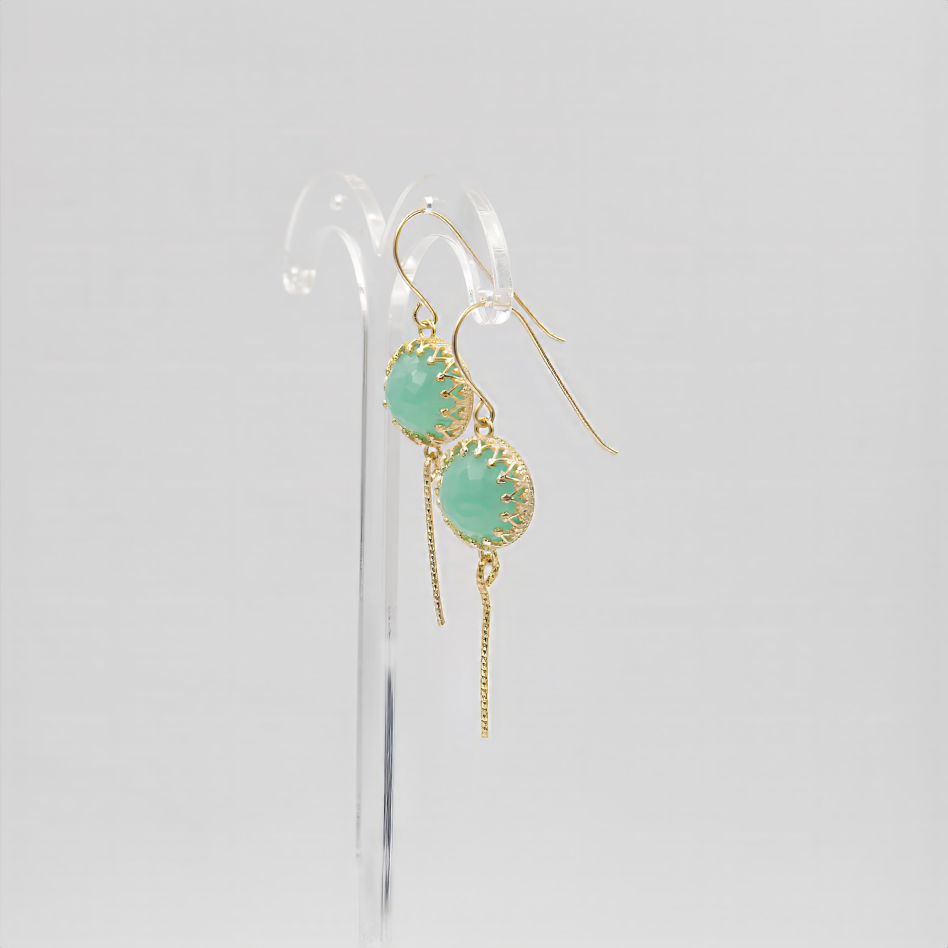 עגילים מרהיבים בעבודת יד מכסף בציפוי זהב, עם אבן אופליט ירוקה בגוון פסטלי בהיר. שילוב של צבע חי ואלגנטיות עדינה – אידיאלי לנשים שמעריכות סטייל טבעי עם טוויסט יוקרתי.
#עגילים_בציפוי_זהב #אופליט_Apple_Green #עגילים_אלגנטיים_מעודנים #תכשיטים_עם_צבע #עגילים_מיוחדים_בעבודת_יד