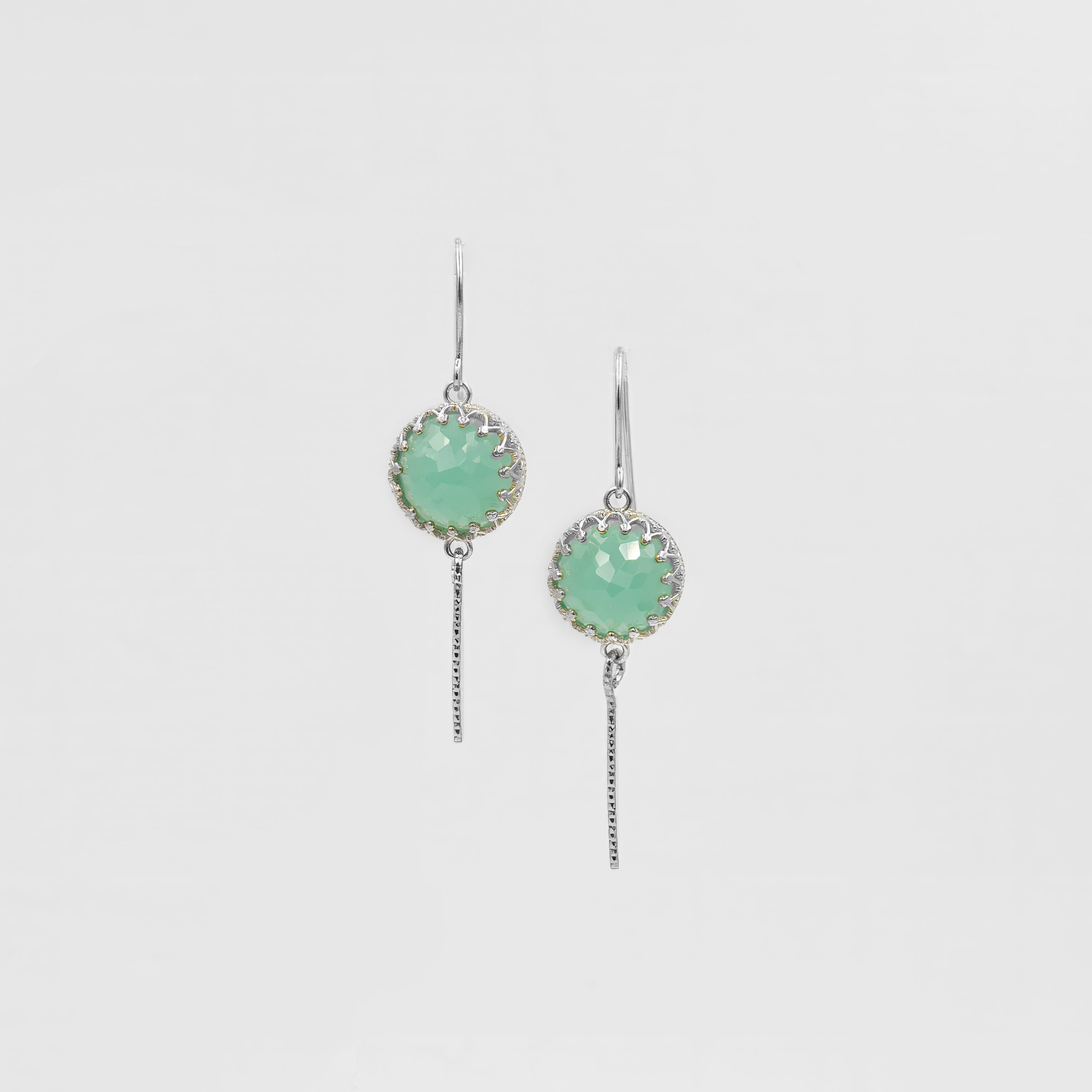 עגילים תלויים בעיצוב מינימליסטי ומודרני, עם נגיעת צבע טבעית בגוון ירוק תפוח רענן. שילוב מושלם בין אלגנטיות זהובה לנוכחות של אבן חצי-יקרה בגוון מרענן.
#עגילים_עם_אבן_ירוקה #תכשיטים_ירוקים #אופליט_AppleGreen #עגילים_מוזהבים #תכשיטים_מודרניים