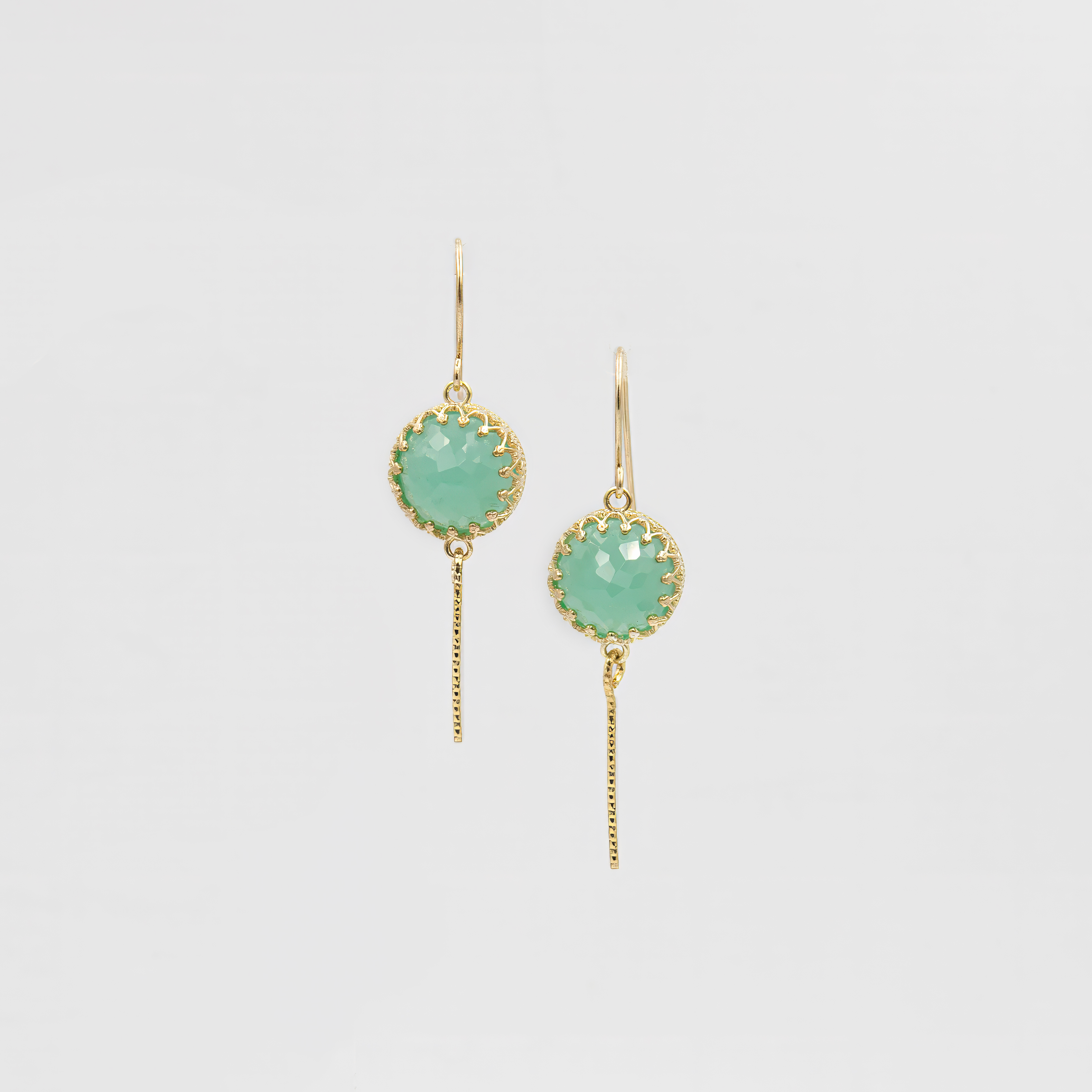 עגילים תלויים קלים ואווריריים, עשויים מכסף בציפוי זהב מבריק ומשובצים באבן אופליט בגוון Apple Green – ירוק בהיר, טבעי ומרענן. תכשיט מושלם לקיץ, לטבע ולנשים שמחפשות נגיעה צבעונית עם סטייל מודרני.
#עגילים_ירוקים #אופליט_ירוק_תפוח #עגילים_מוזהבים #תכשיטים_רעננים #עגילים_קיציים #סטייל_טבעי