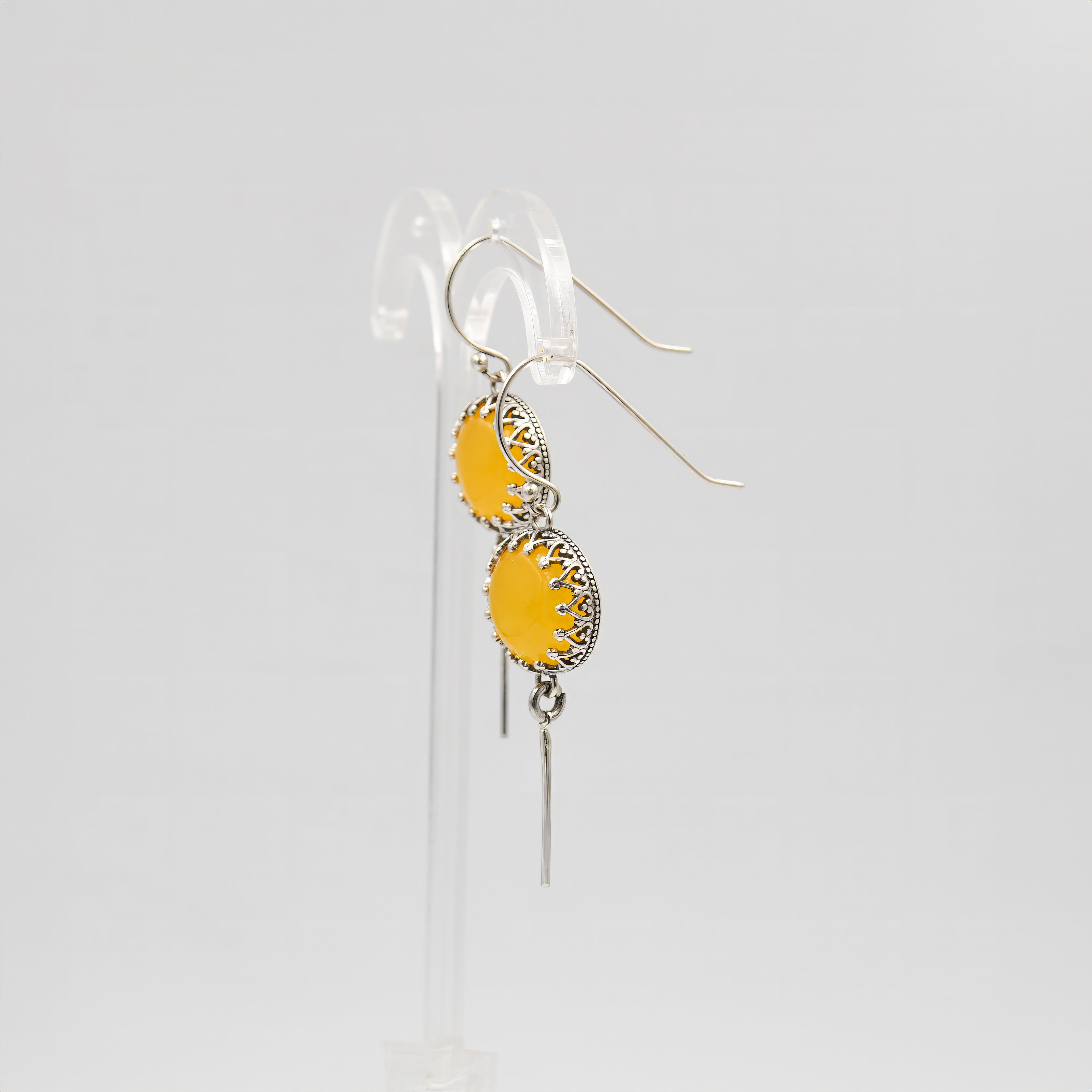 עגילים תלויים מכסף עם שיבוץ של אגת בגוון צהוב פסטלי – תכשיט בעיצוב עדין ונעים לעין, מושלם לשילוב עם לבוש בגוונים טבעיים או ניוד. הבחירה המושלמת לנשים שמחפשות תכשיט עם נוכחות רגועה וצבע שמשדר אנרגיה חיובית.
#עגילים_בגווני_שמש #אגת_צהובה #תכשיטים_עם_טבע #סטייל_רגוע #עגילים_אלגנטיים