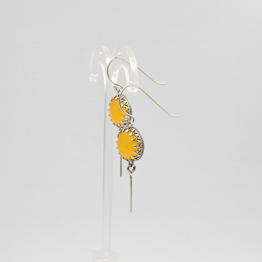 עגילים תלויים מכסף עם שיבוץ של אגת בגוון צהוב פסטלי – תכשיט בעיצוב עדין ונעים לעין, מושלם לשילוב עם לבוש בגוונים טבעיים או ניוד. הבחירה המושלמת לנשים שמחפשות תכשיט עם נוכחות רגועה וצבע שמשדר אנרגיה חיובית.
#עגילים_בגווני_שמש #אגת_צהובה #תכשיטים_עם_טבע #סטייל_רגוע #עגילים_אלגנטיים