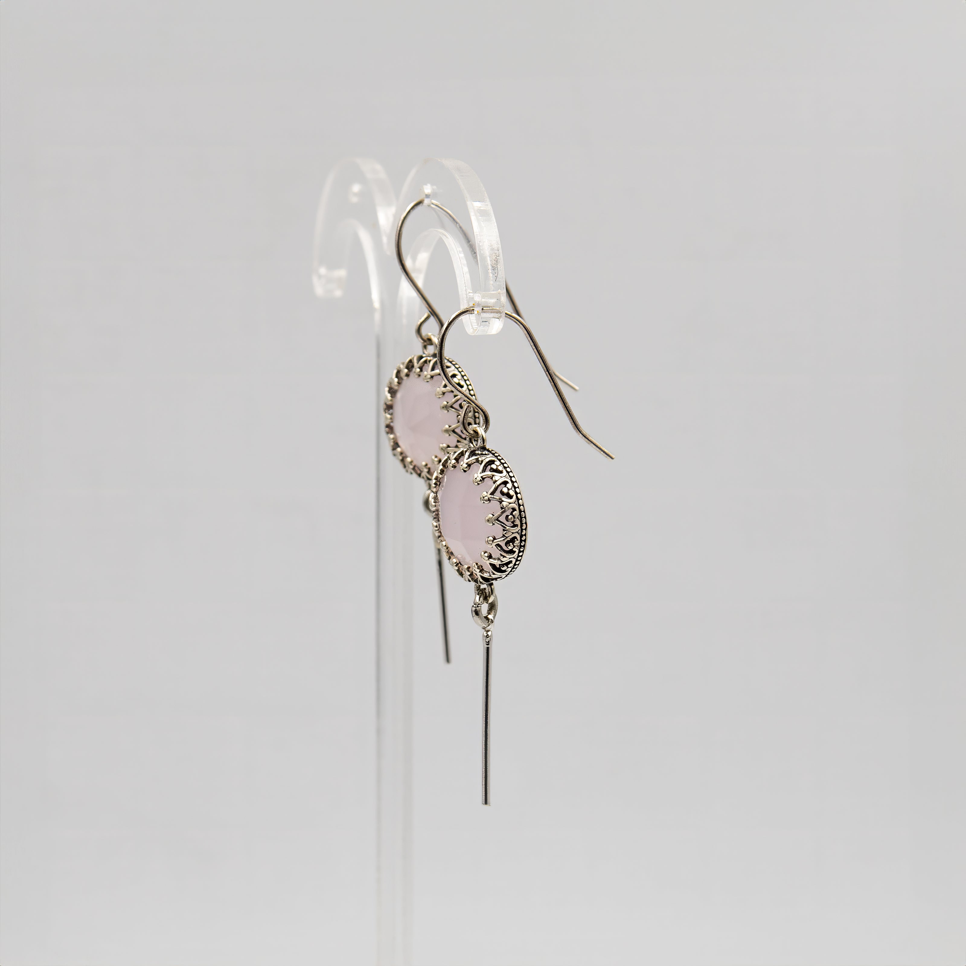 עגילים קלאסיים ואלגנטיים עם שיבוץ אופליט בגוון ורוד רך, כמעט שקוף – תכשיט עם אופי טהור, רגוע ומלטף. מתאים למראה טבעי, ללבוש יומיומי או כפריט שמשדר רוך וביטחון.
#עגילי_ורוד_שקוף #תכשיטים_רומנטיים #עגילים_עדינים_בעיצוב_נקי #אופליט_וורוד #עגילים_למראה_טבעי #תכשיטי_אהבה