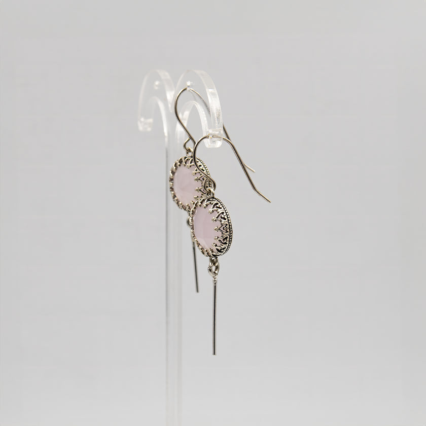 עגילים קלאסיים ואלגנטיים עם שיבוץ אופליט בגוון ורוד רך, כמעט שקוף – תכשיט עם אופי טהור, רגוע ומלטף. מתאים למראה טבעי, ללבוש יומיומי או כפריט שמשדר רוך וביטחון.
#עגילי_ורוד_שקוף #תכשיטים_רומנטיים #עגילים_עדינים_בעיצוב_נקי #אופליט_וורוד #עגילים_למראה_טבעי #תכשיטי_אהבה