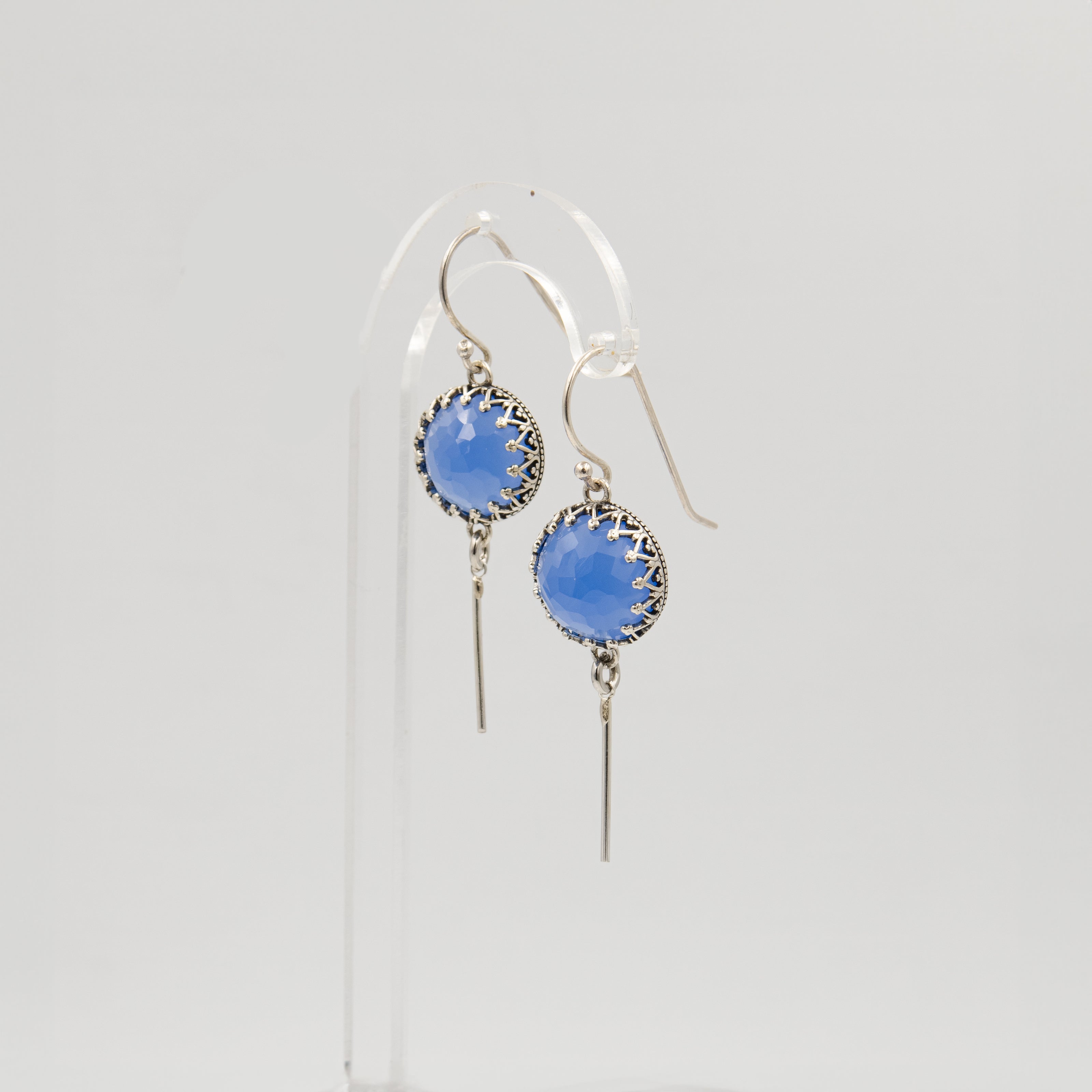 עגילים באורך אלגנטי בעיצוב נשי ומעודן, משובצים באבן אופליט בגוון רויאל בלו – כחול עמוק ועוצמתי שמעניק לתכשיט מראה יוקרתי וזוהר. מתאימים לכל מי שמחפשת שילוב בין קלאסיקה, צבע וחן מודרני.
#עגילים_עם_אופליט_כחול #רויאל_בלו #עגילי_יוקרה_מכסף #תכשיטים_נשיים #עגילים_לאירועים_מיוחדים #עגילי_סטייל