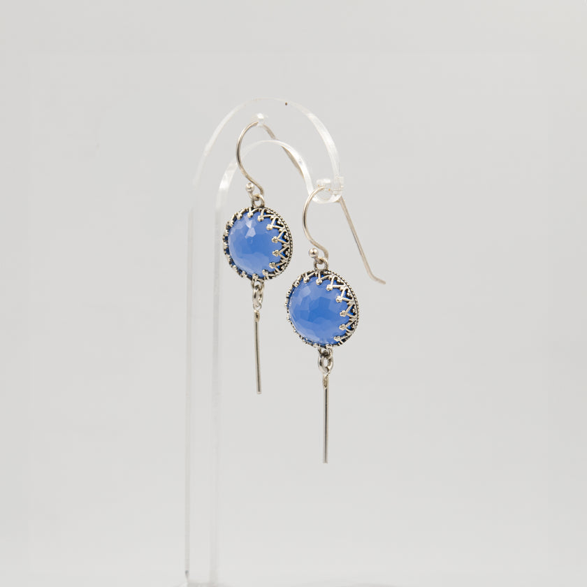 עגילים באורך אלגנטי בעיצוב נשי ומעודן, משובצים באבן אופליט בגוון רויאל בלו – כחול עמוק ועוצמתי שמעניק לתכשיט מראה יוקרתי וזוהר. מתאימים לכל מי שמחפשת שילוב בין קלאסיקה, צבע וחן מודרני.
#עגילים_עם_אופליט_כחול #רויאל_בלו #עגילי_יוקרה_מכסף #תכשיטים_נשיים #עגילים_לאירועים_מיוחדים #עגילי_סטייל