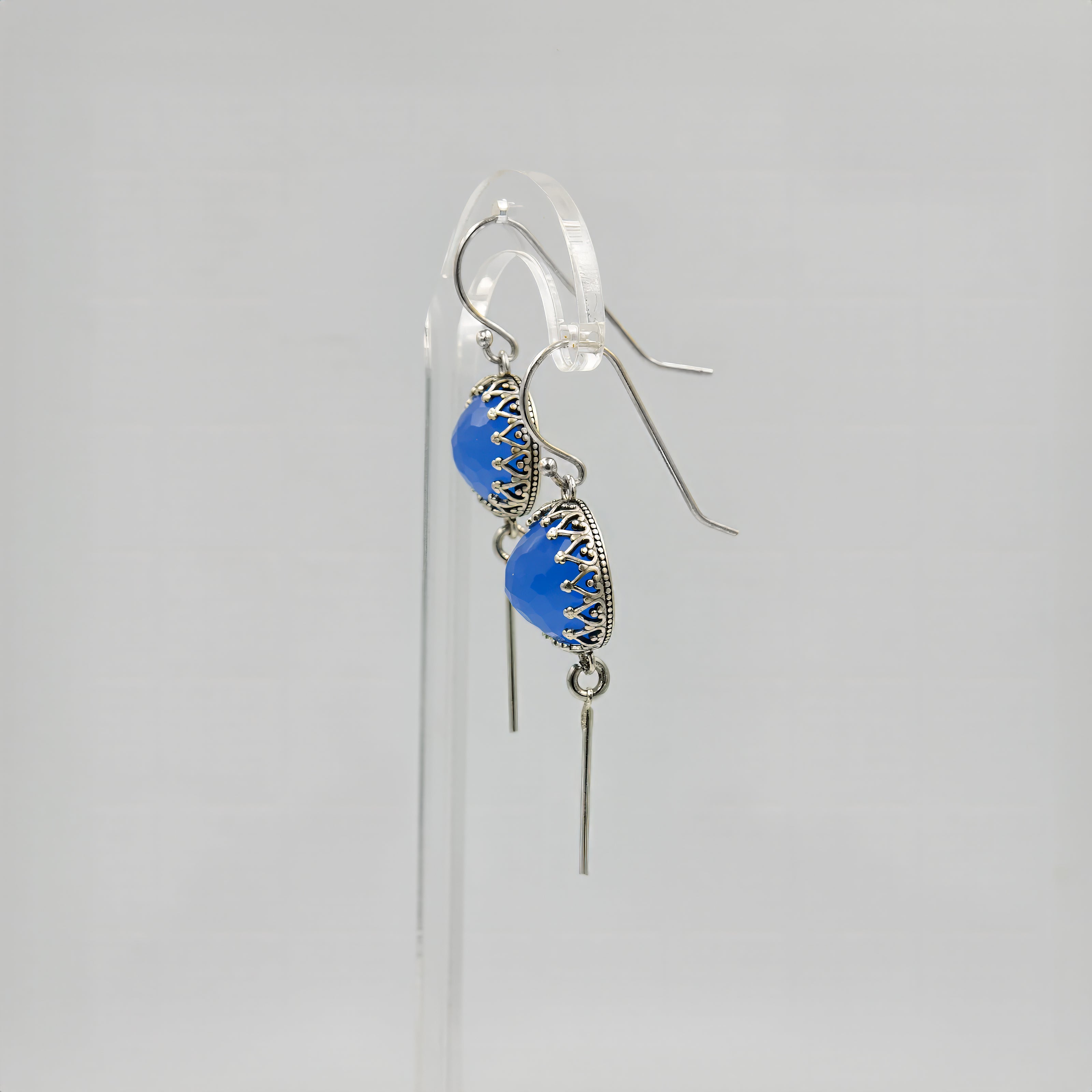 עגילי כסף תלויים בעיצוב נקי, עם אבן אופליט בגוון כחול עמוק ומסתורי – מושלמים להוספת נגיעת צבע אלגנטית לכל הופעה. שילוב של קסם עדין עם תחושת רוגע ותחכום. אידיאליים לערב רומנטי או יום מיוחד.
#עגילי_אופליט_רויאל #כחול_אלגנטי #עגילים_מעודנים #סטייל_קלאסי #אופליט_כחול_כהה #תכשיטי_ערב_מושלמים