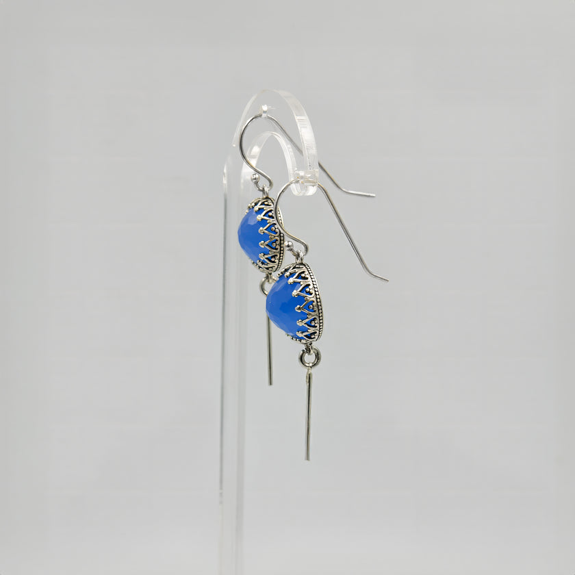 עגילי כסף תלויים בעיצוב נקי, עם אבן אופליט בגוון כחול עמוק ומסתורי – מושלמים להוספת נגיעת צבע אלגנטית לכל הופעה. שילוב של קסם עדין עם תחושת רוגע ותחכום. אידיאליים לערב רומנטי או יום מיוחד.
#עגילי_אופליט_רויאל #כחול_אלגנטי #עגילים_מעודנים #סטייל_קלאסי #אופליט_כחול_כהה #תכשיטי_ערב_מושלמים